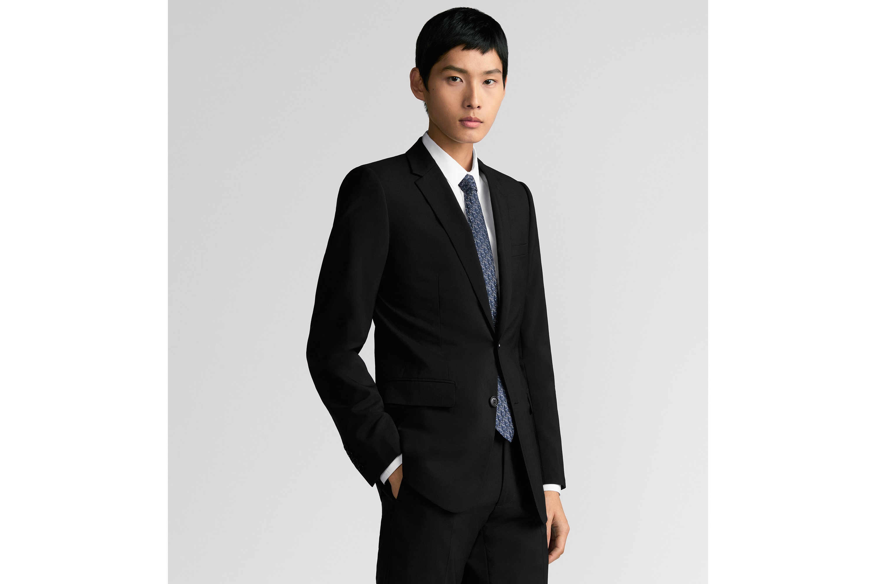 look_image_alt_prefix Dior 印花领带 蓝色、海军蓝色和白色桑蚕丝面料 Oblique Pixel 印花 E35