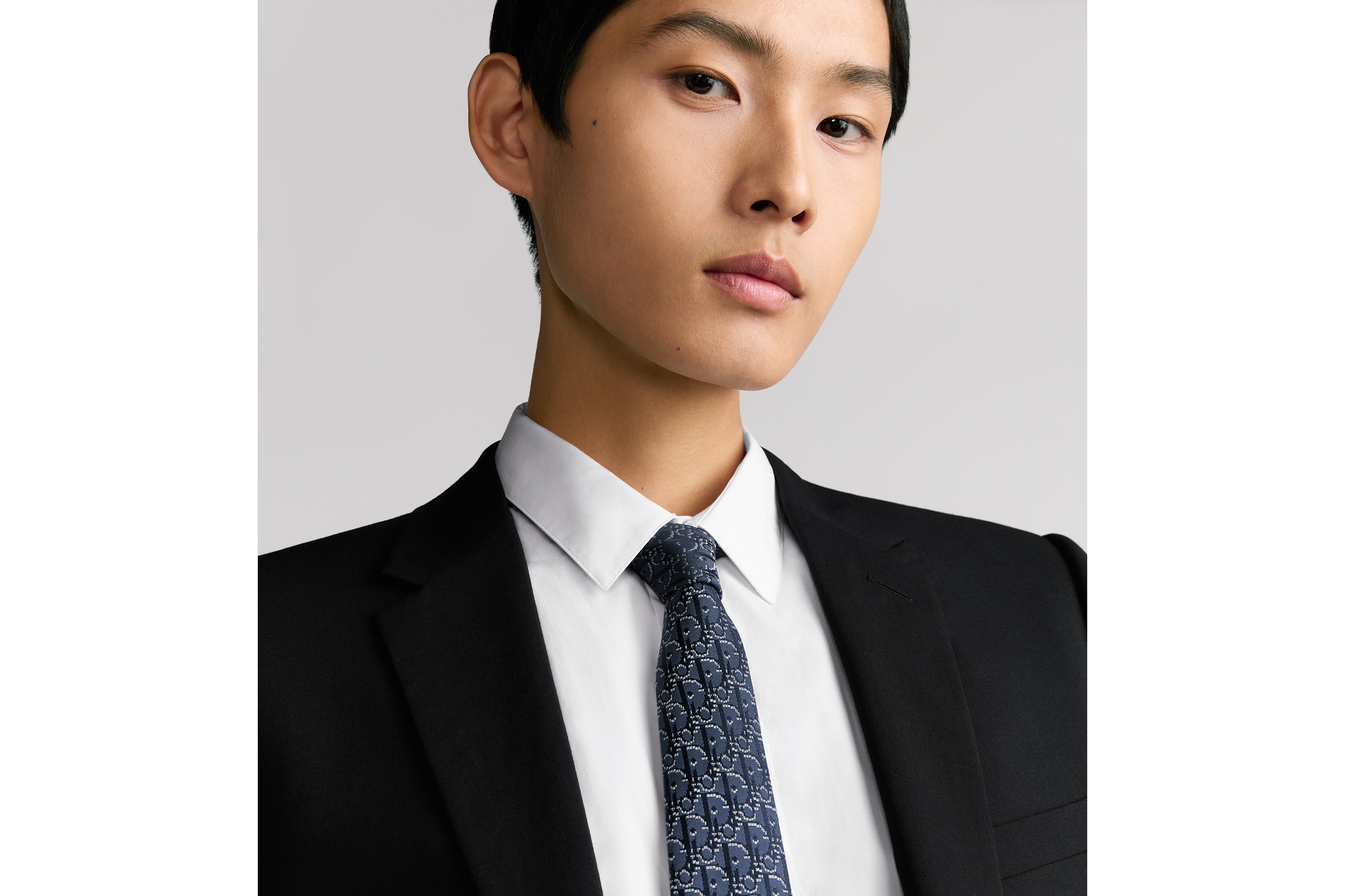 look_image_alt_prefix Dior 印花领带 蓝色、海军蓝色和白色桑蚕丝面料 Oblique Pixel 印花 E36