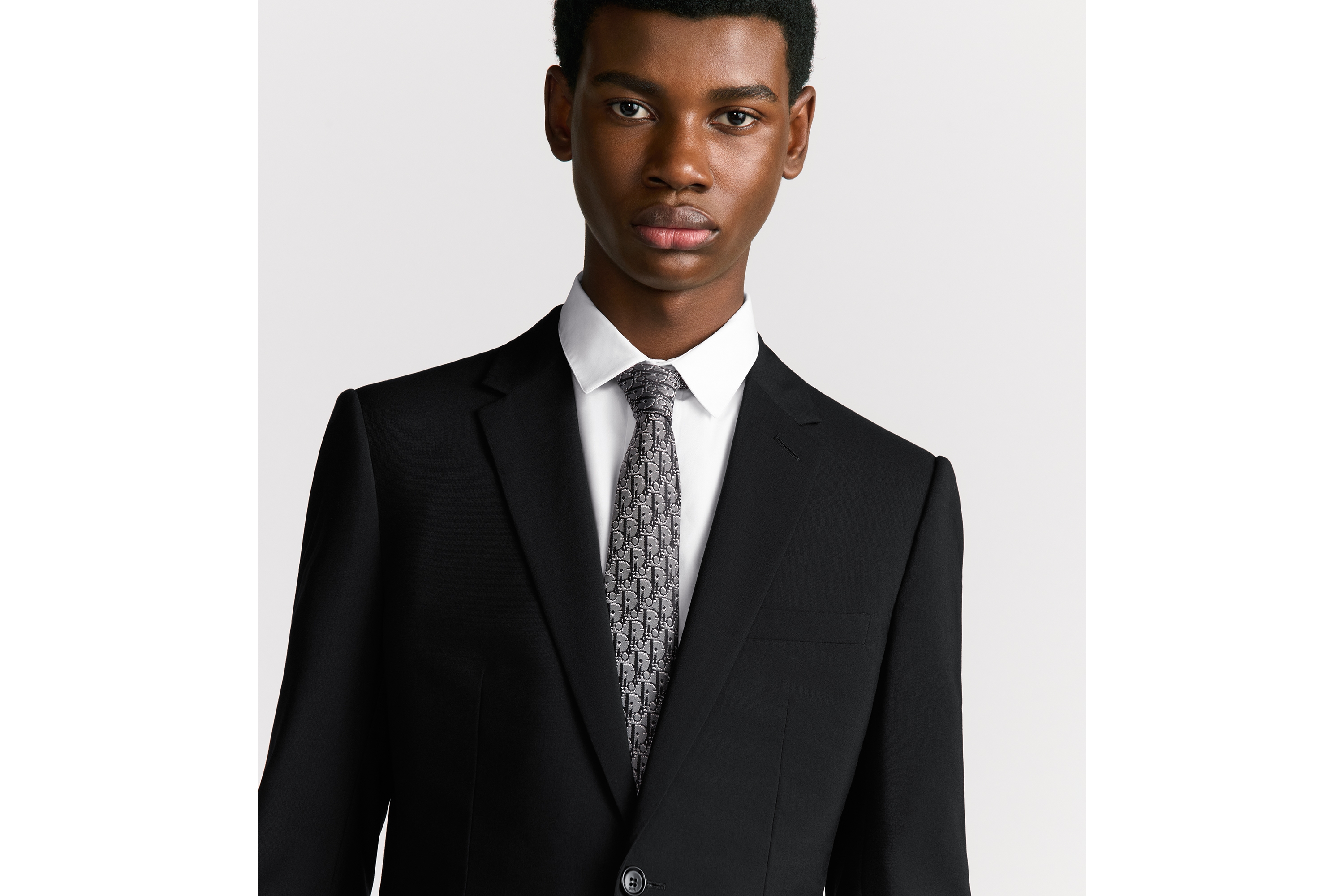 look_image_alt_prefix Dior 印花领带 灰色、黑色和白色桑蚕丝面料 Oblique Pixel 印花 E36