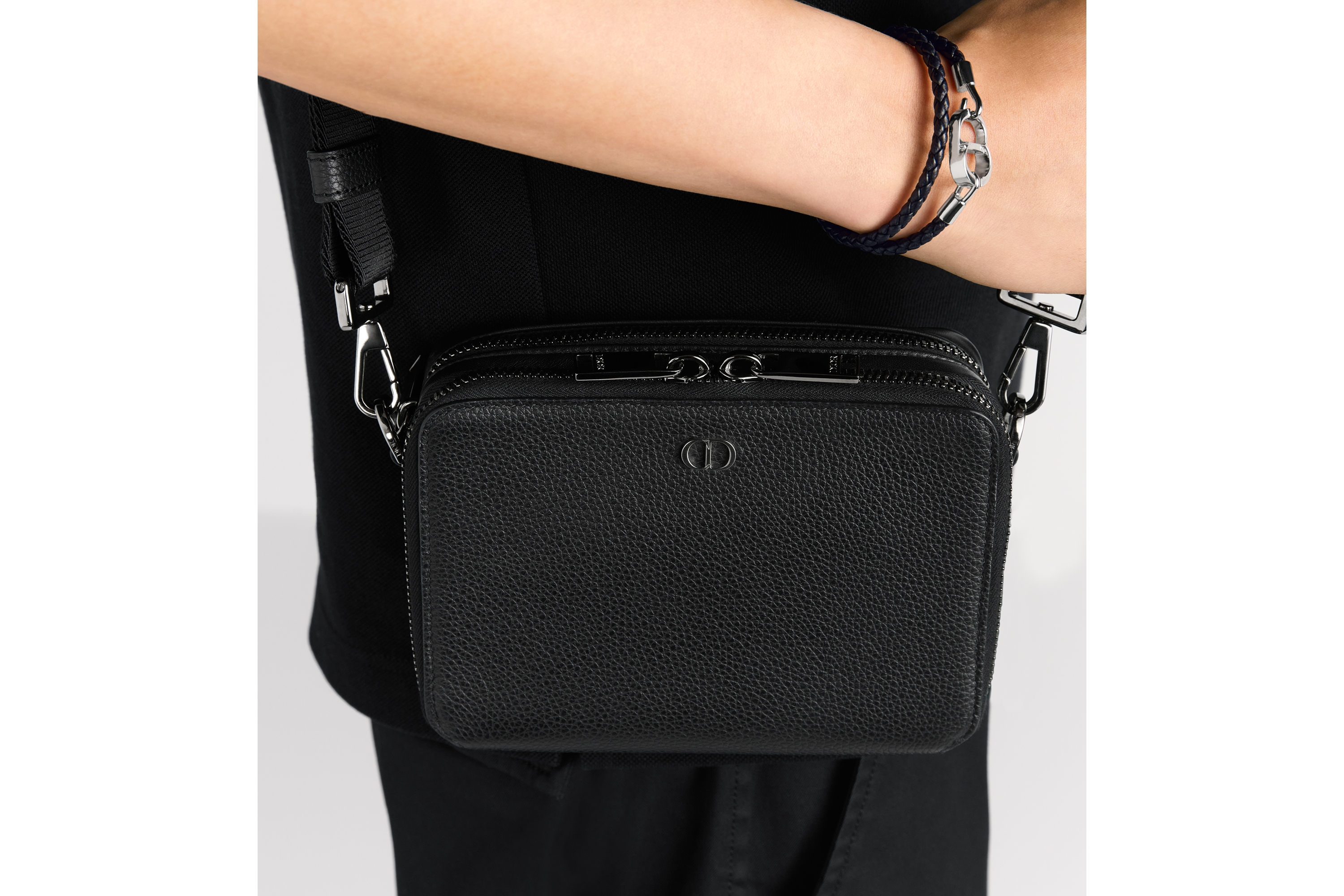 look_image_alt_prefix 拉链手拿包（附肩带） 黑色粒面牛皮革 CD Icon 标志 E20