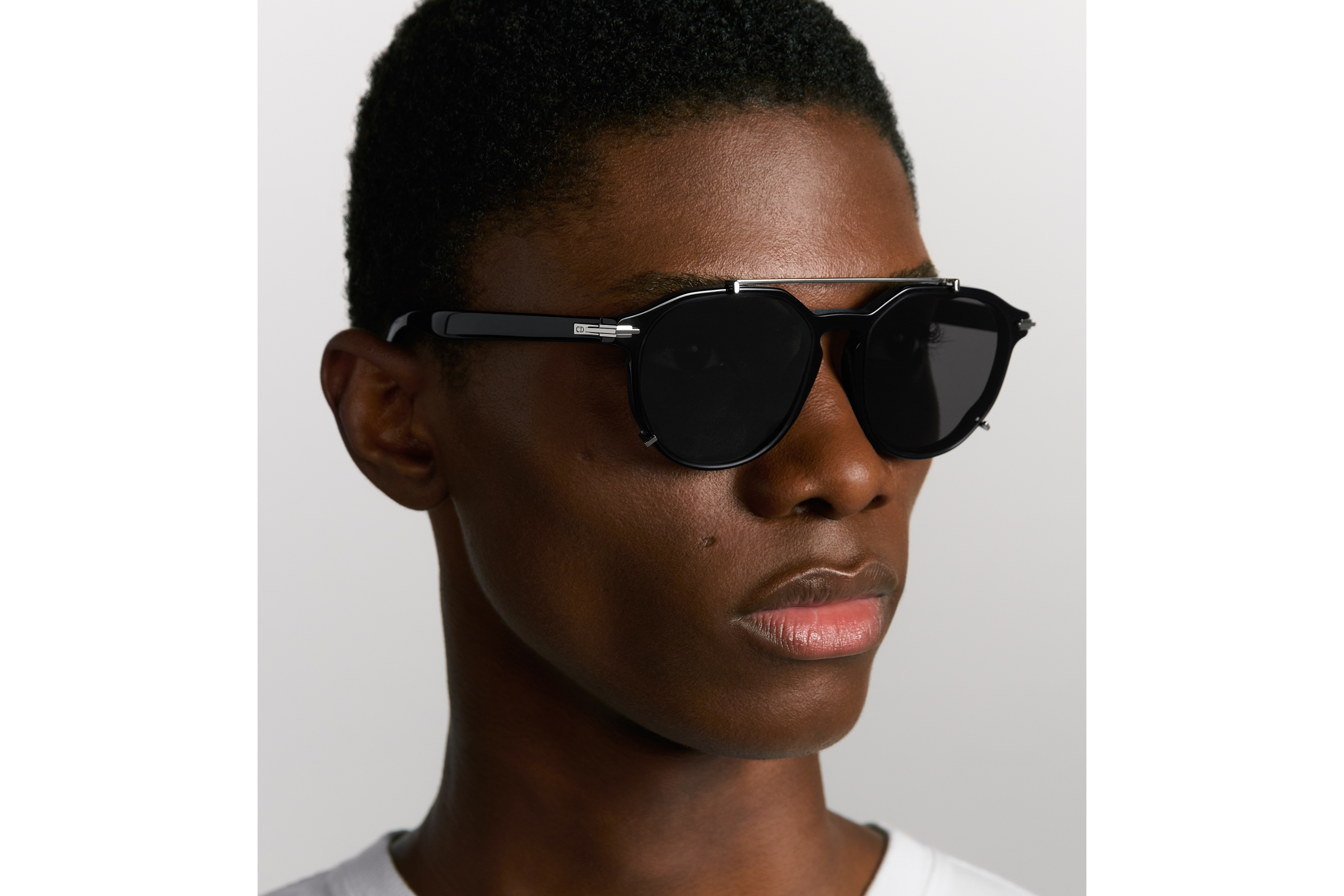 look_image_alt_prefix DiorBlackSuit RI 太阳眼镜 黑色潘托斯镜框 E29