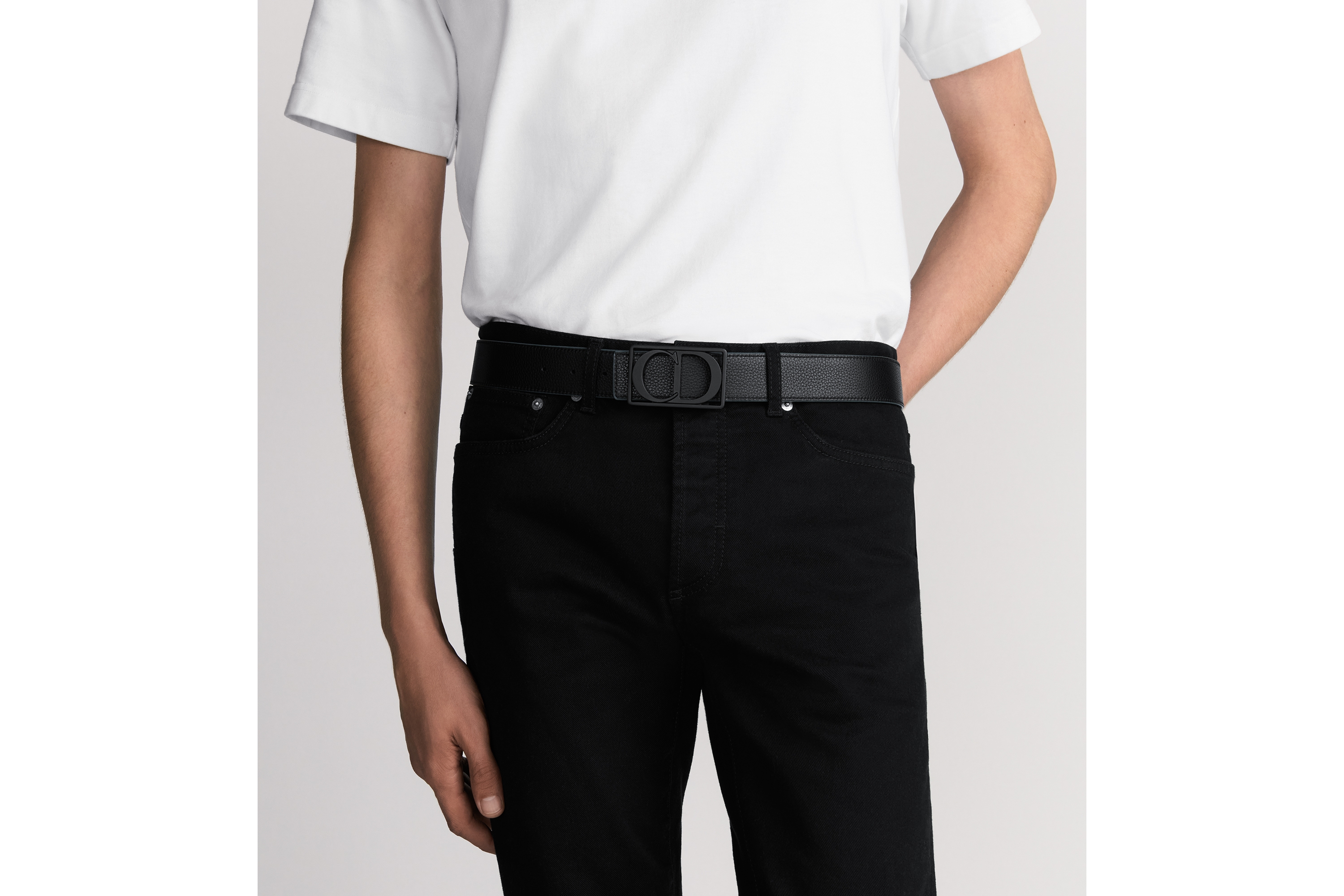 look_image_alt_prefix CD Icon 腰带扣 35 毫米黑色哑光涂漆饰面黄铜 E45