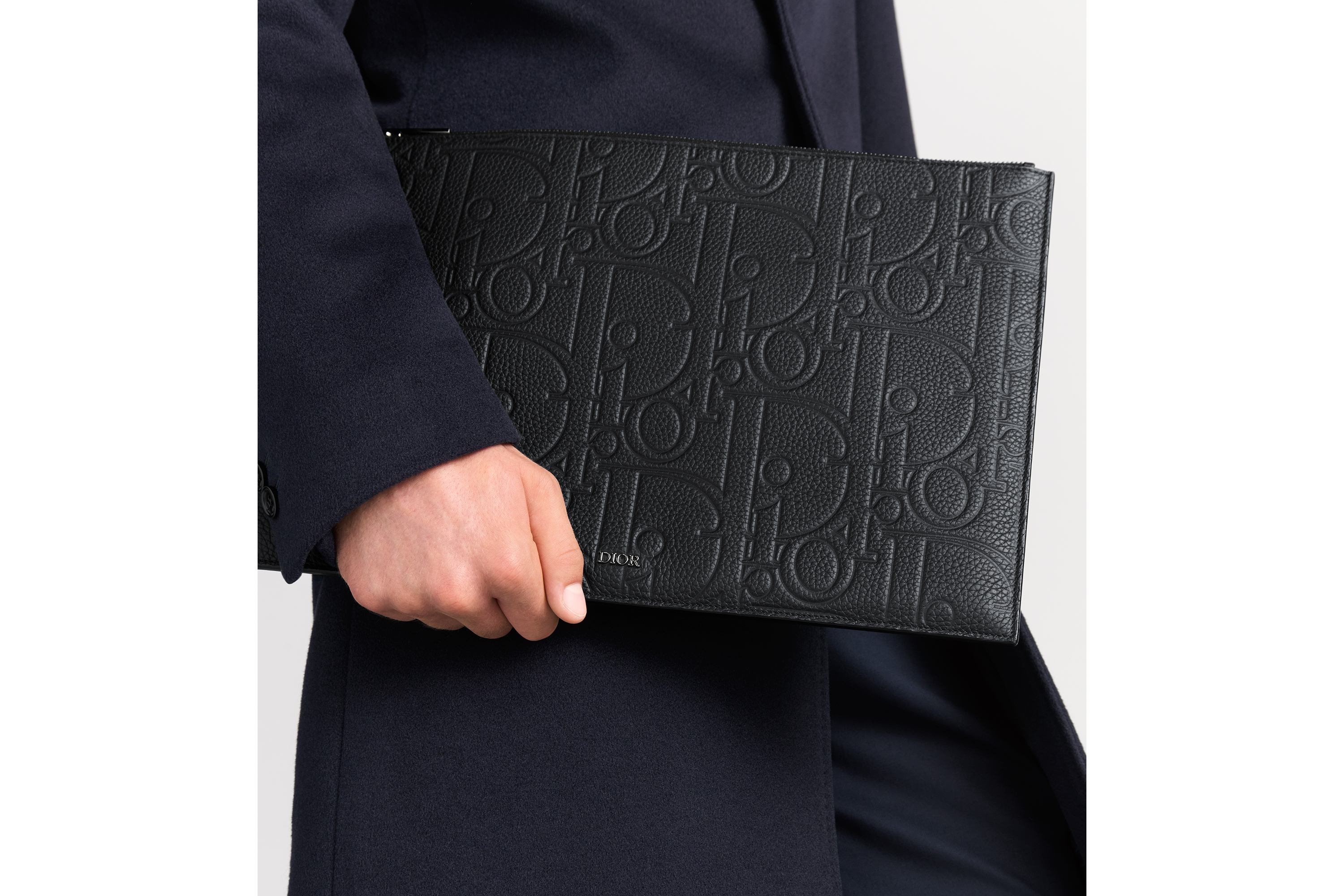 look_image_alt_prefix A4 手拿包 黑色 Dior Gravity 印花效果皮革和黑色粒面牛皮革 E43