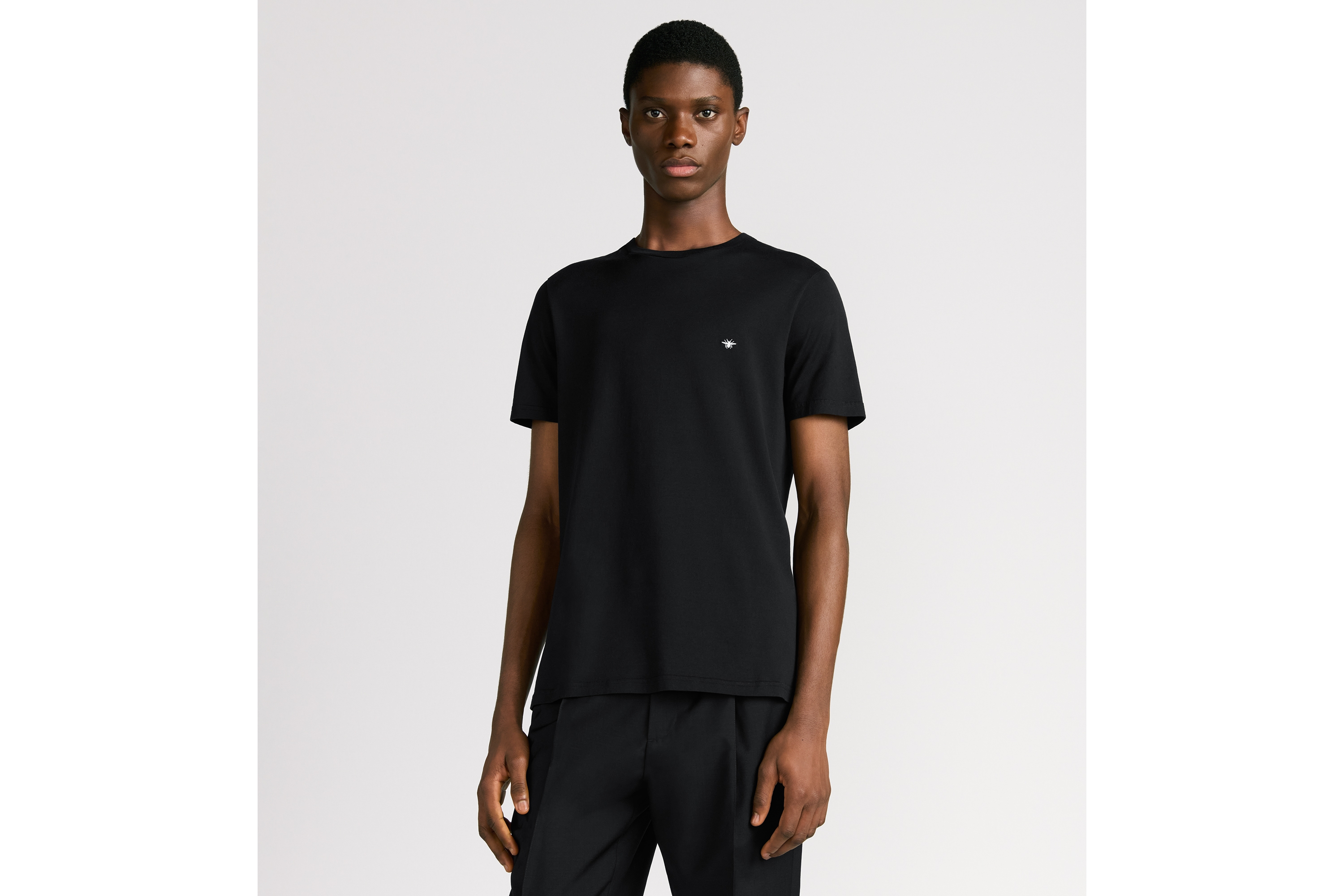 look_image_alt_prefix T 恤 黑色棉质平纹针织面料小蜜蜂标识刺绣 E07