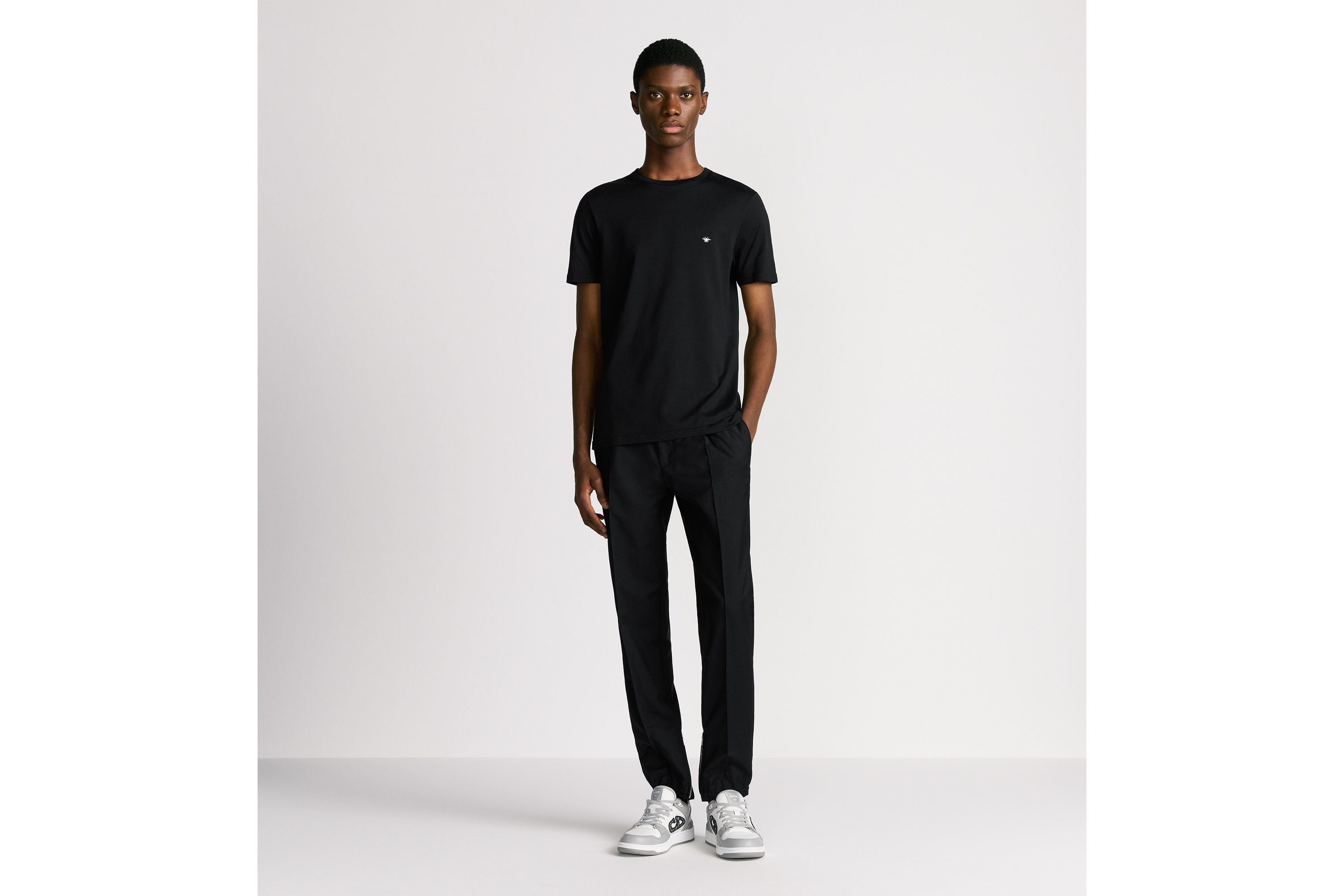 look_image_alt_prefix T 恤 黑色棉质平纹针织面料小蜜蜂标识刺绣 E08