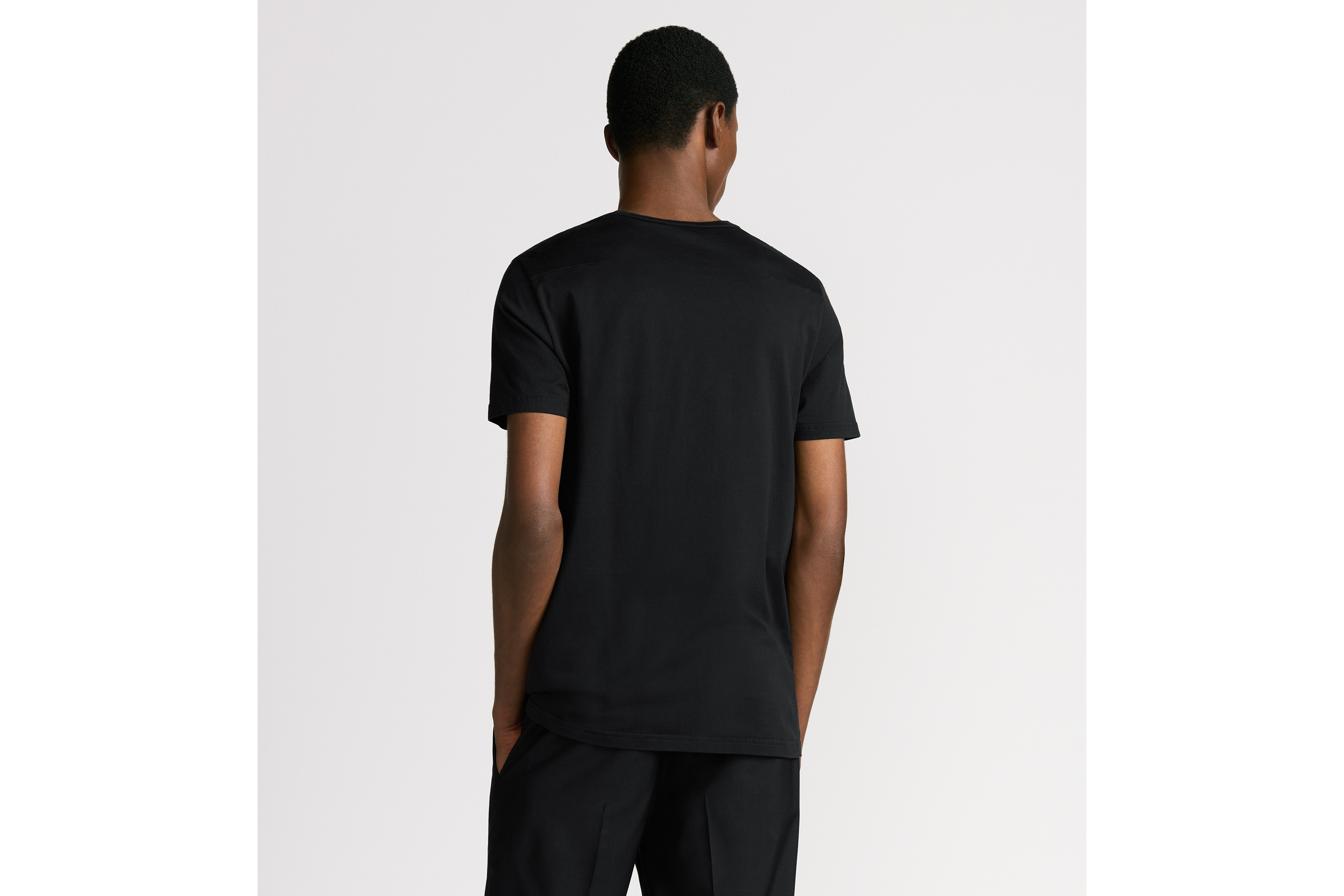 look_image_alt_prefix T 恤 黑色棉质平纹针织面料小蜜蜂标识刺绣 E09