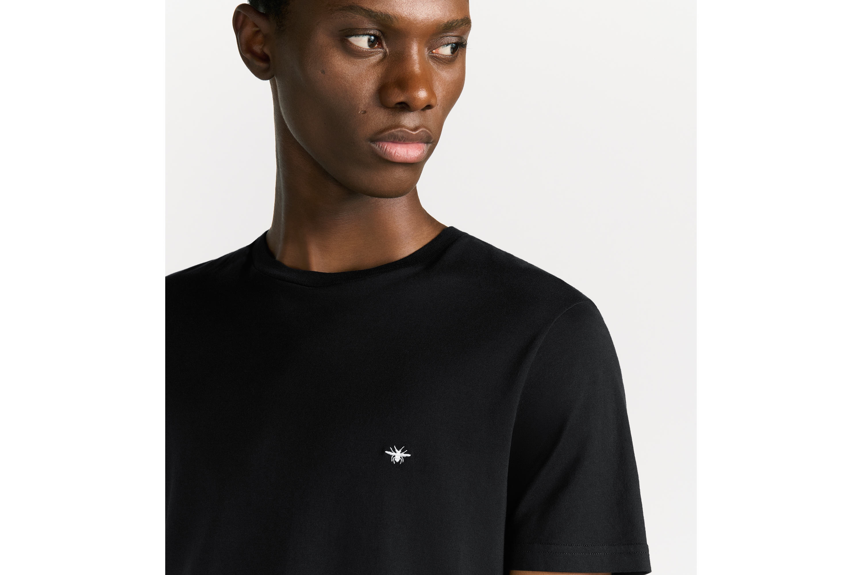 look_image_alt_prefix T 恤 黑色棉质平纹针织面料小蜜蜂标识刺绣 E10