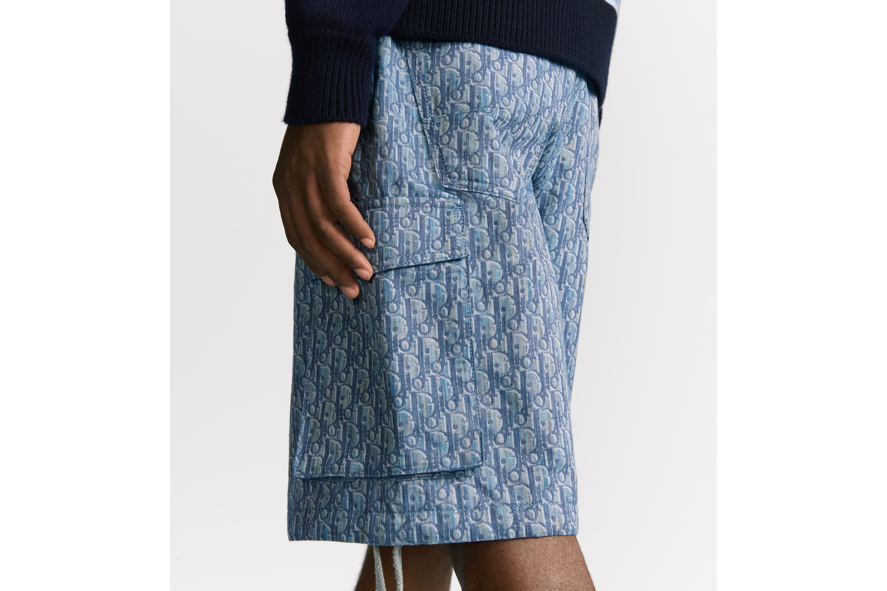 look_image_alt_prefix 工装短裤 蓝色棉质混纺斜纹面料 Oblique 印花 E15