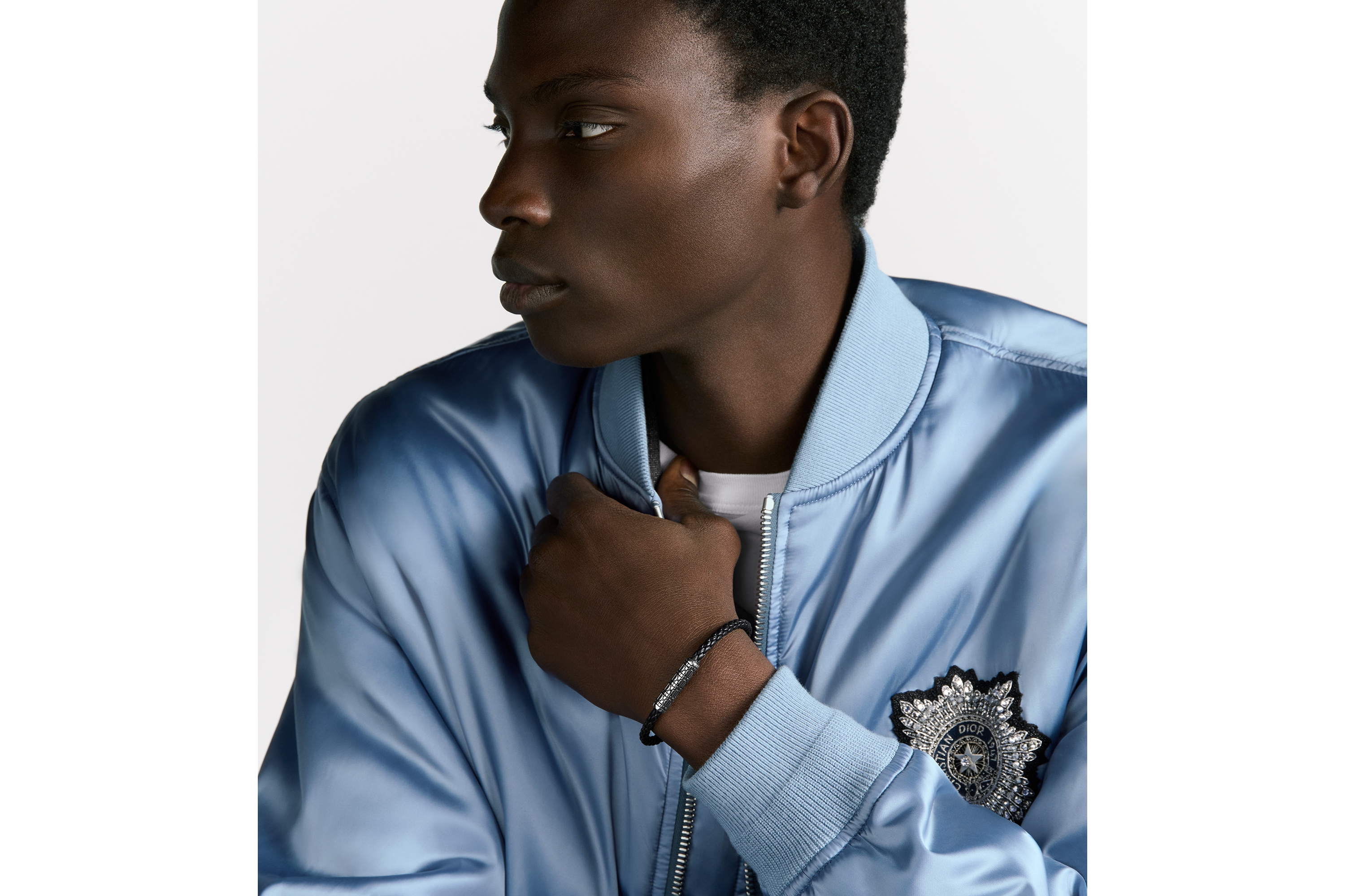 编织皮革手链 黑色羊皮革、银色饰面铜合金和黑色涂漆藤格纹图案 E39