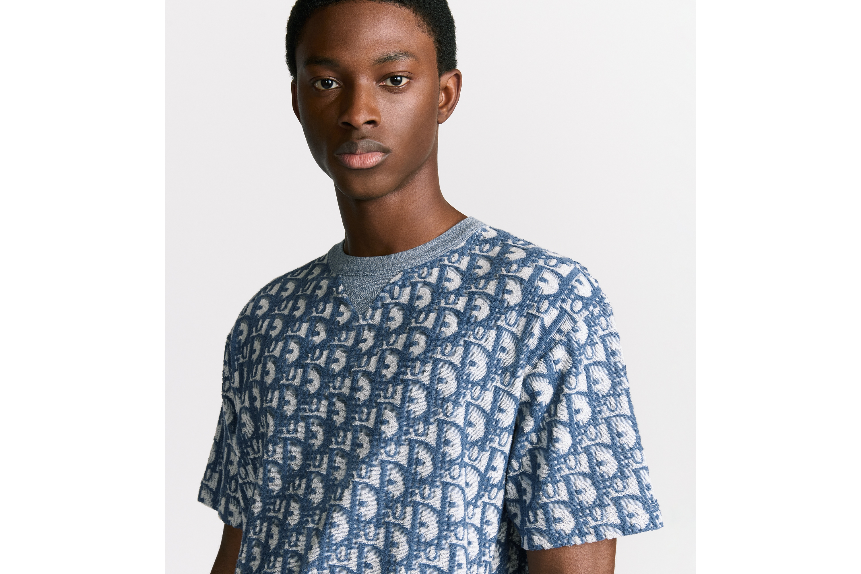 宽松版型 T 恤 蓝色和白色棉质混纺毛圈平纹针织面料 Oblique 印花 E07