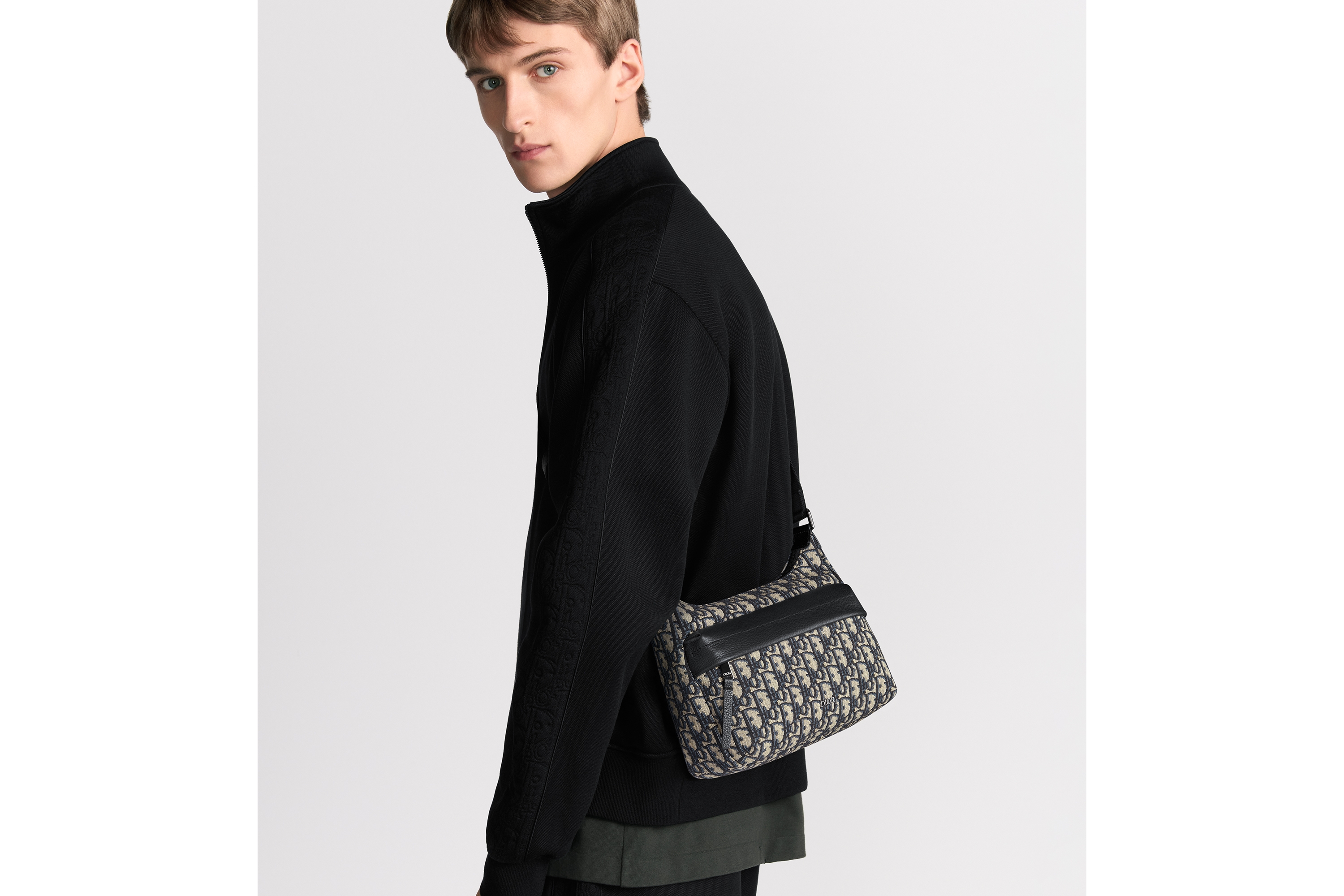 look_image_alt_prefix 小号 Rider Soft 水饺包 米色和黑色 Oblique 印花面料搭配黑色粒面牛皮革 E19