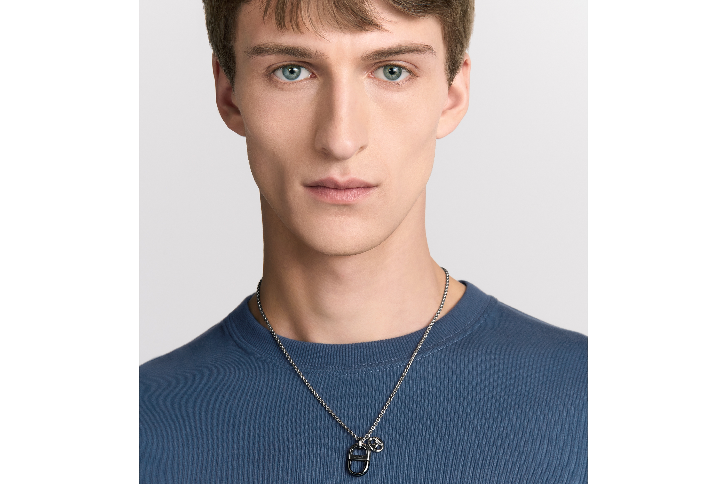 look_image_alt_prefix Dior 8 吊坠项链 银色饰面和金属覆层铜合金 E39