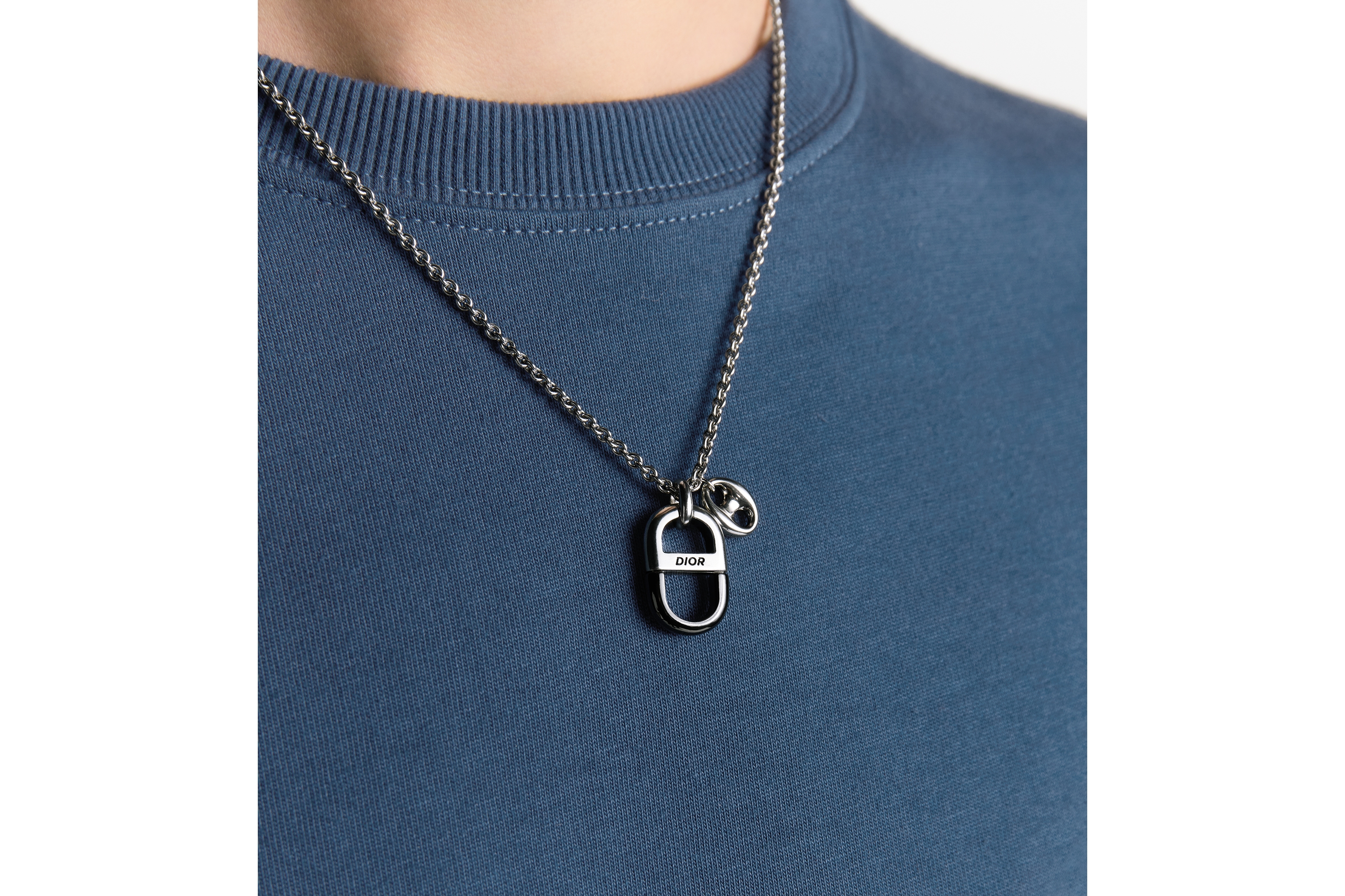 look_image_alt_prefix Dior 8 吊坠项链 银色饰面和金属覆层铜合金 E40