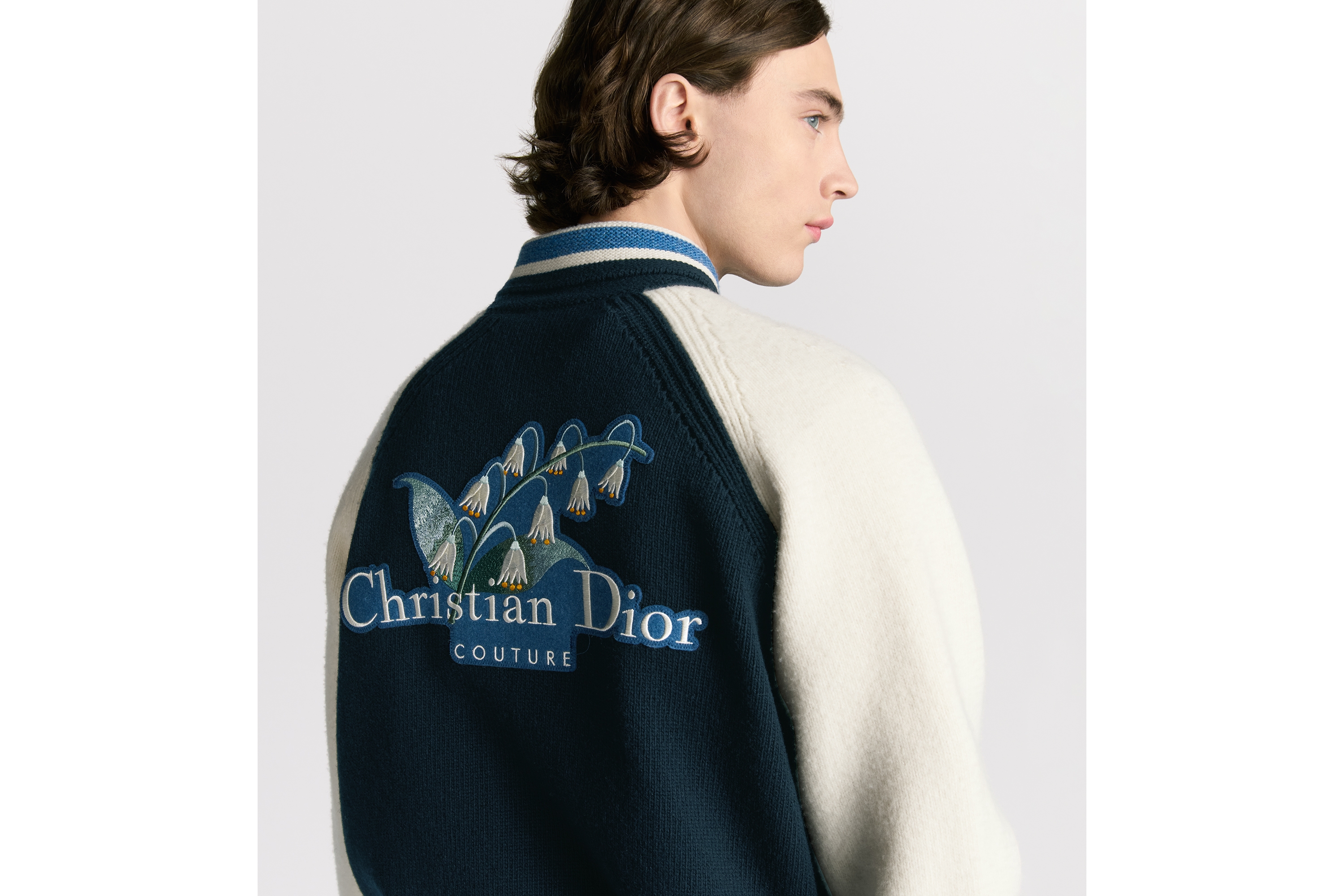 look_image_alt_prefix 学院风开衫 蓝色和米色平纹针织毛毡面料 Christian Dior Couture 铃兰刺绣 E03