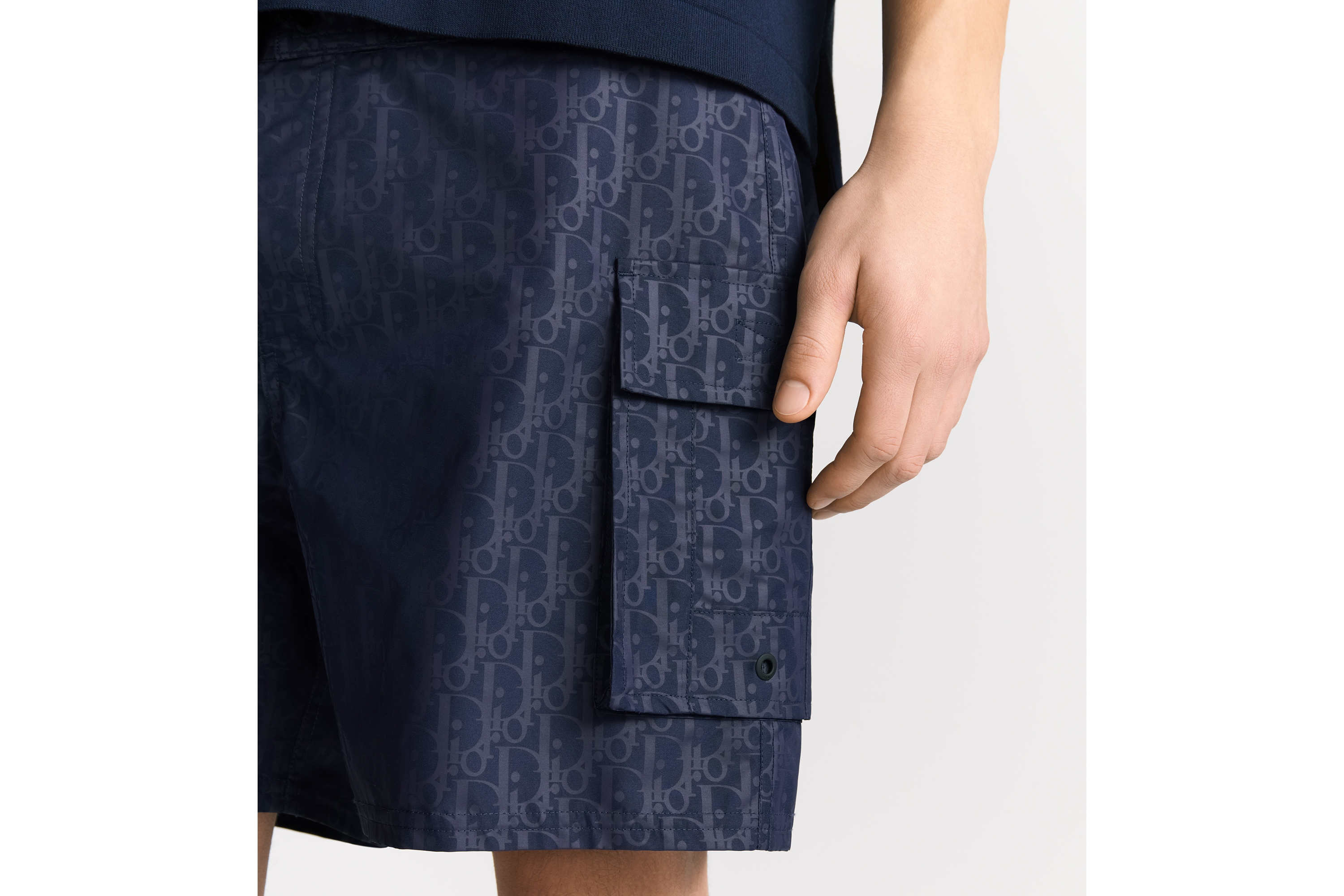 look_image_alt_prefix 泳装短裤 海军蓝色科技面料 Oblique 印花 E16