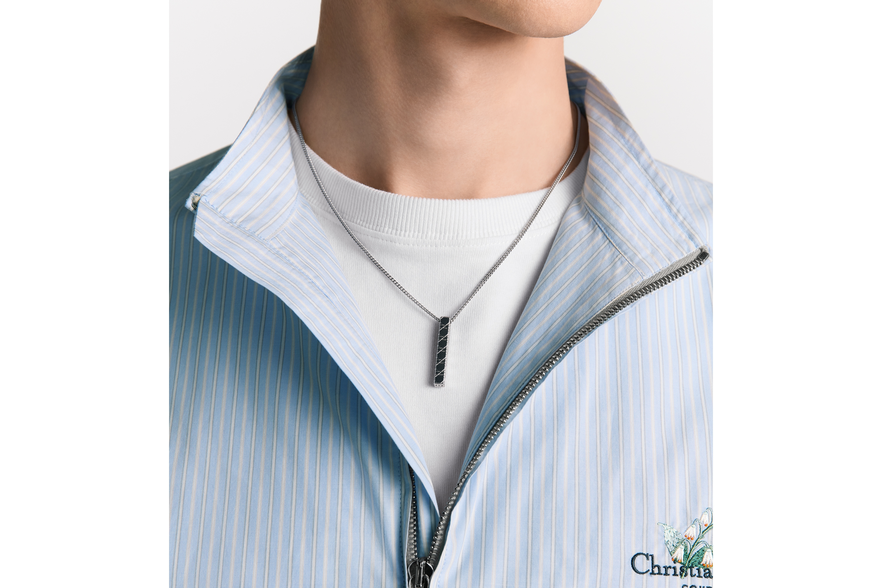 look_image_alt_prefix 吊坠项链 银色饰面铜合金藤格纹图案 E41