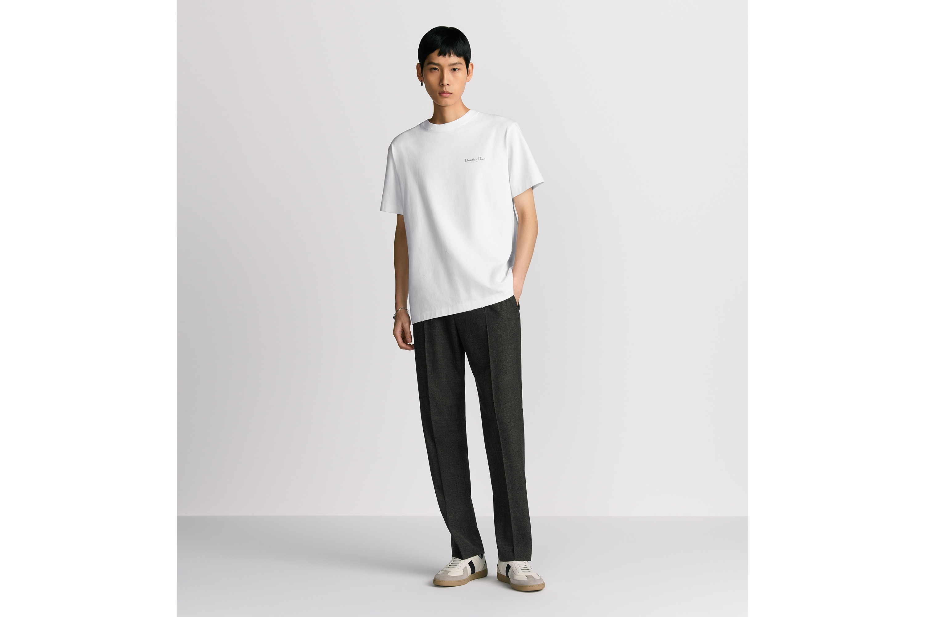 look_image_alt_prefix 宽松版型 T 恤 白色棉质平纹针织面料 Christian Dior Couture 铃兰印花 E08