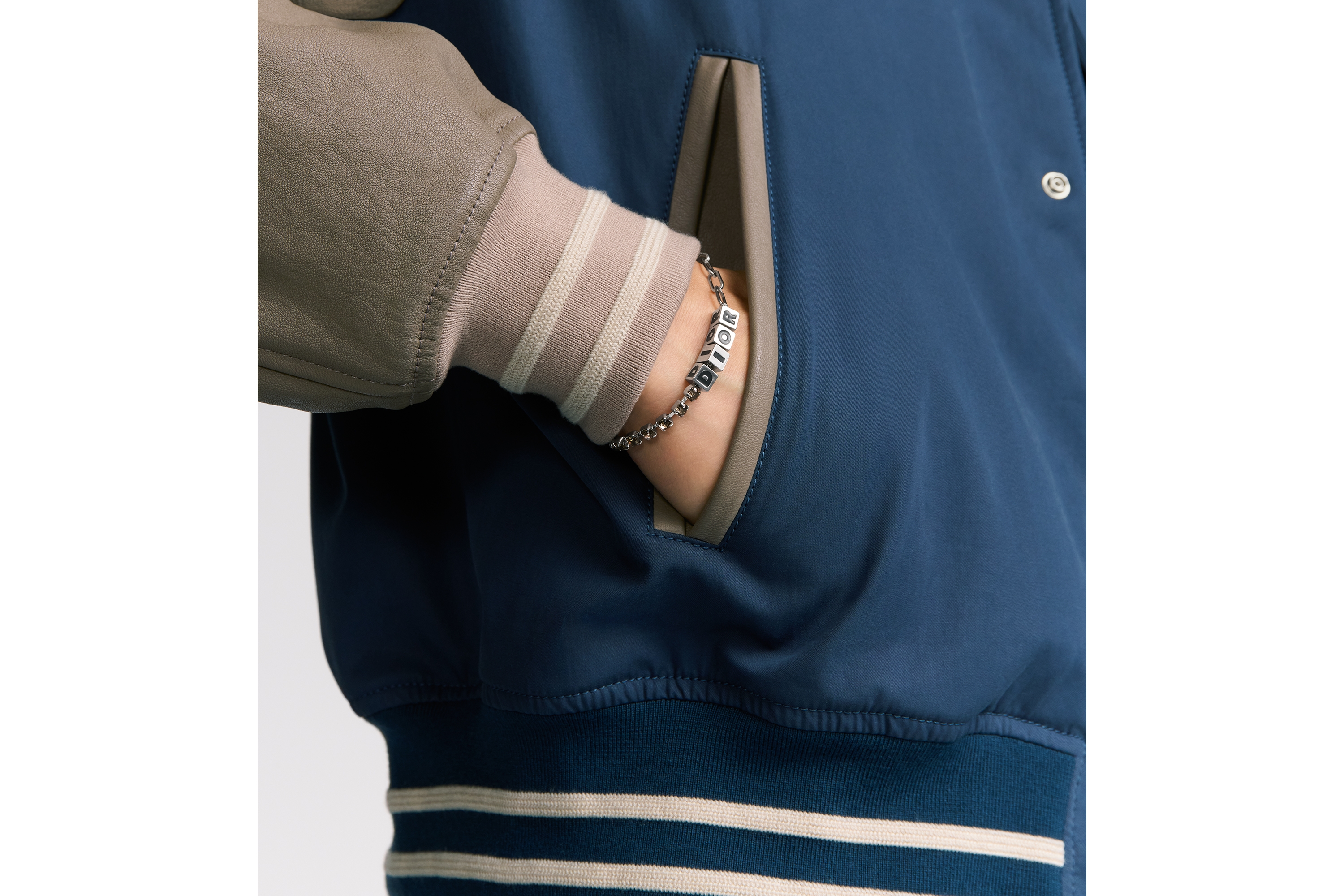 Dior Cube 手链 银色饰面铜合金、灰色仿水晶和黑色涂漆装饰 E39