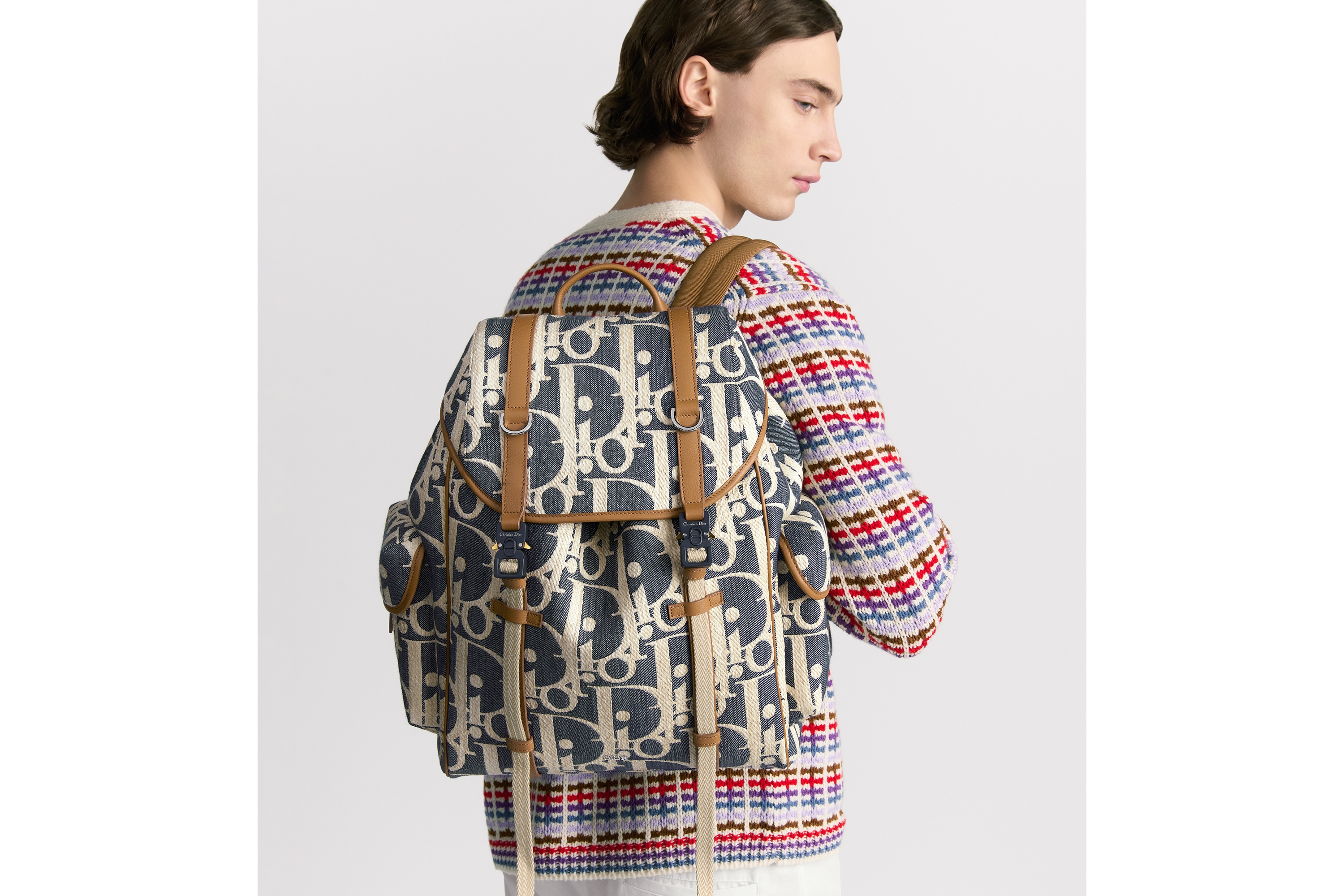 Dior Hit The Road 翻盖双肩背包 蓝色和米色酒椰草效果 Oblique 印花牛仔面料搭配棕色粒面牛皮革 E19