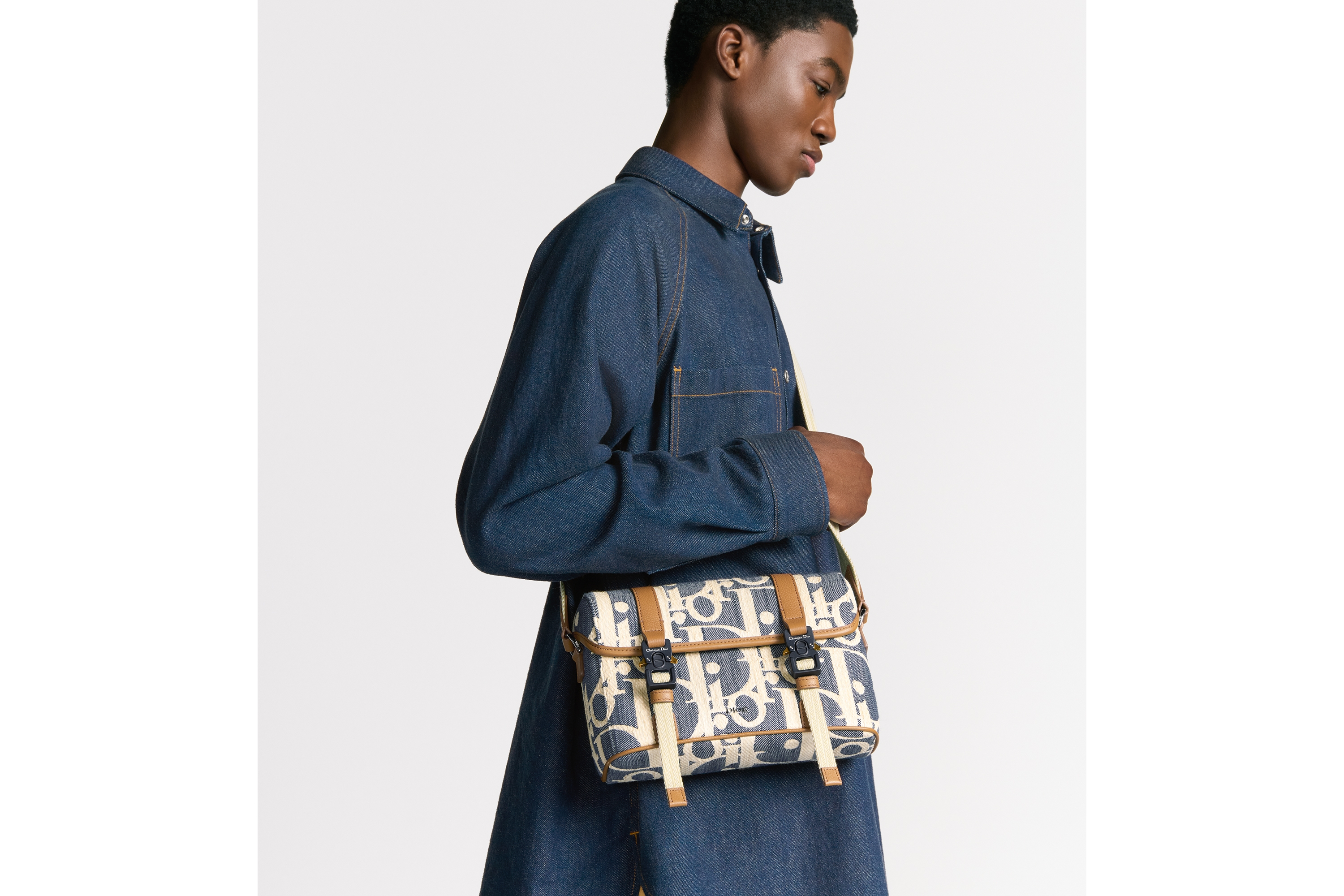 Dior Hit The Road 翻盖信使包 蓝色和米色酒椰草效果 Oblique 印花牛仔面料搭配棕色粒面牛皮革 E19