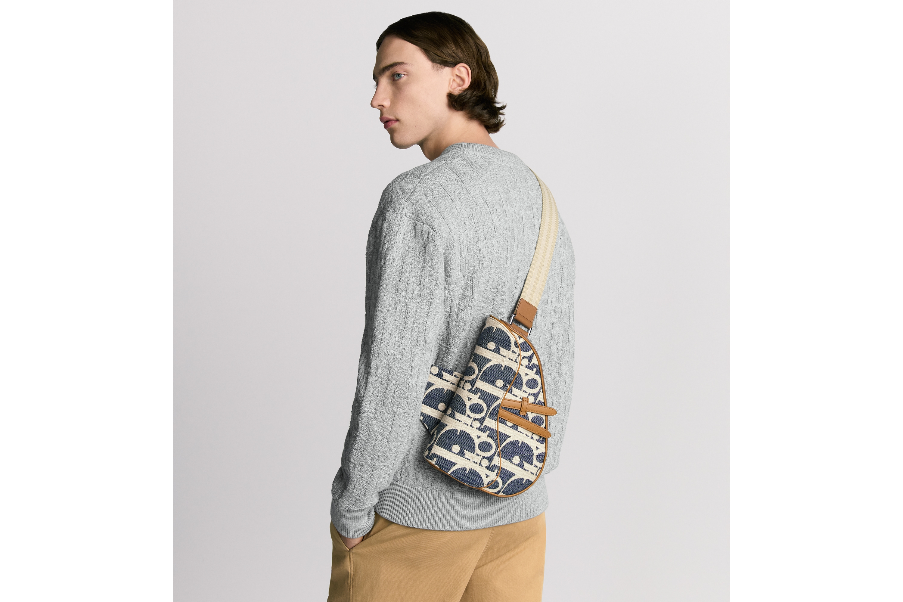 马鞍包 蓝色和米色酒椰草效果 Oblique 印花牛仔面料搭配棕色粒面牛皮革 E19