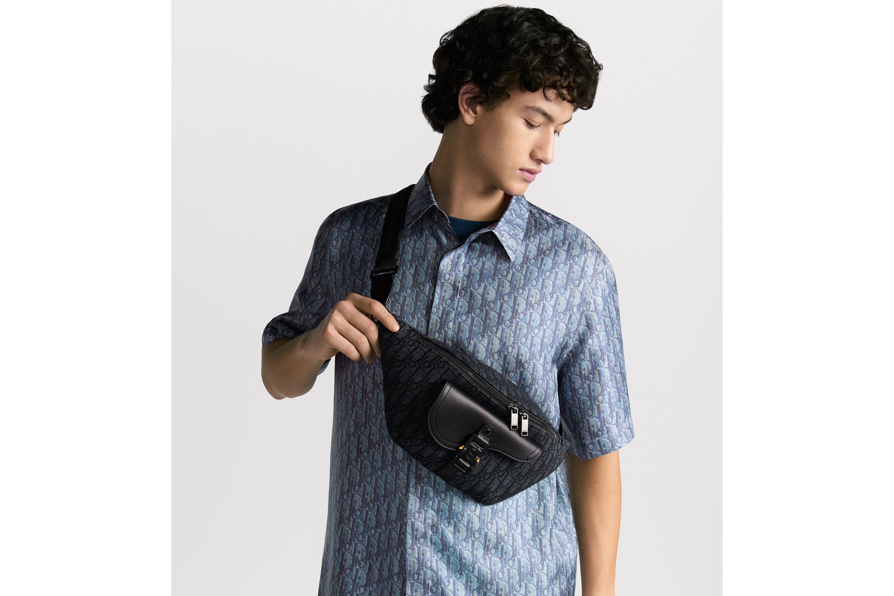 马鞍腰包 黑色 Oblique 印花面料和黑色粒面牛皮革 E19