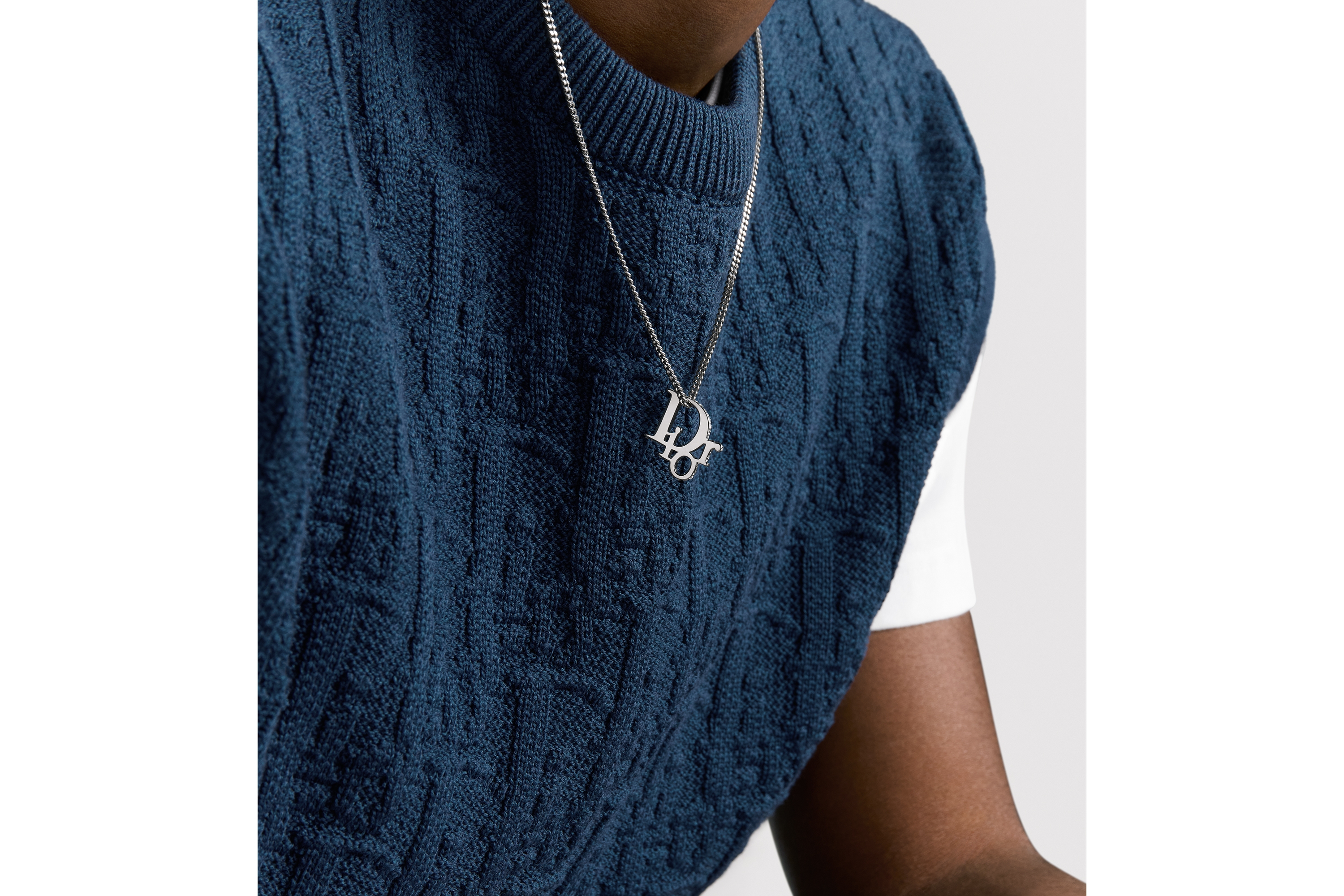 look_image_alt_prefix Dior Oblique 吊坠项链 银色饰面黄铜和白色仿水晶 E40