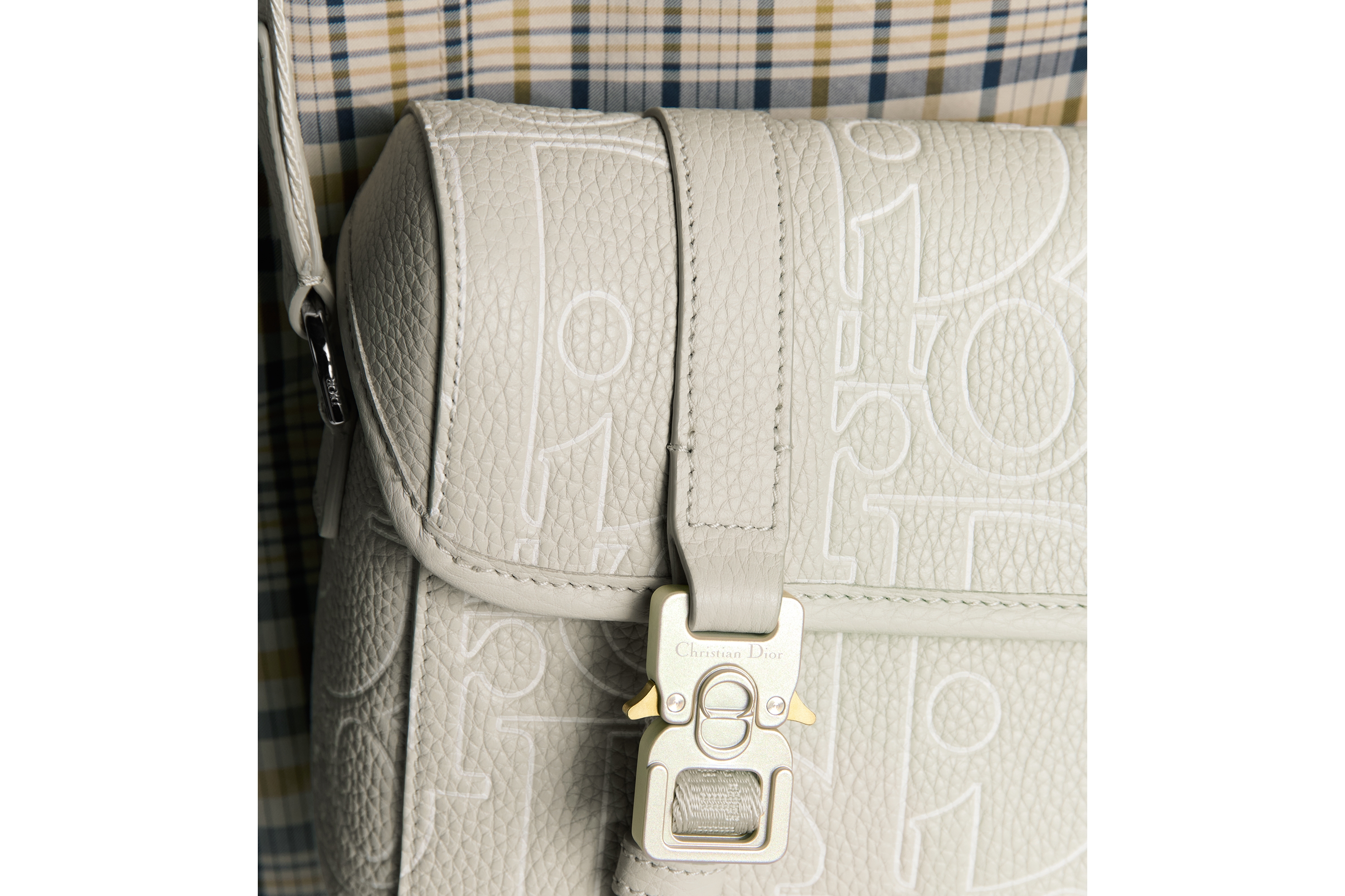 look_image_alt_prefix Dior Hit The Road 翻盖信使包 米色 Dior Gravity Outline 皮革和米色粒面牛皮革 E20