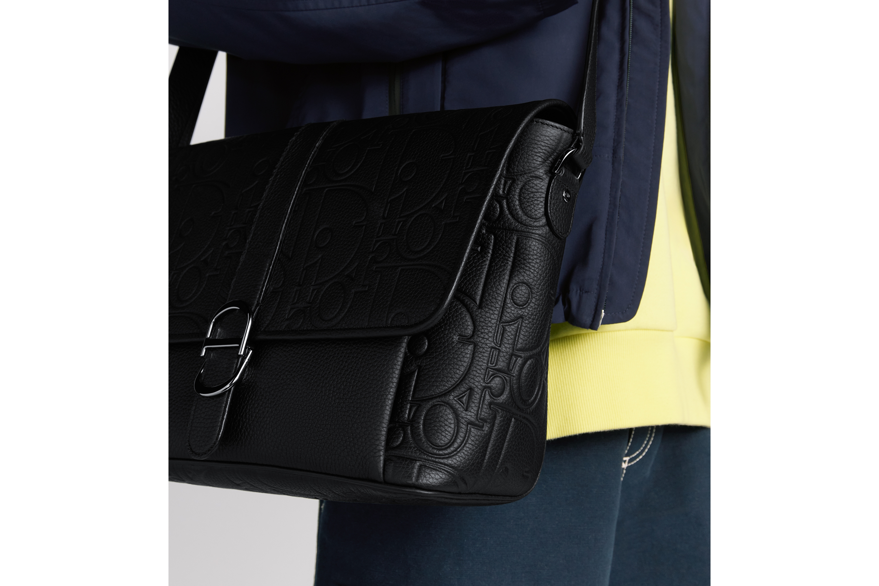 look_image_alt_prefix 大号 Dior Daily 翻盖信使包 黑色 Dior Gravity 印花效果皮革和黑色粒面牛皮革 E20