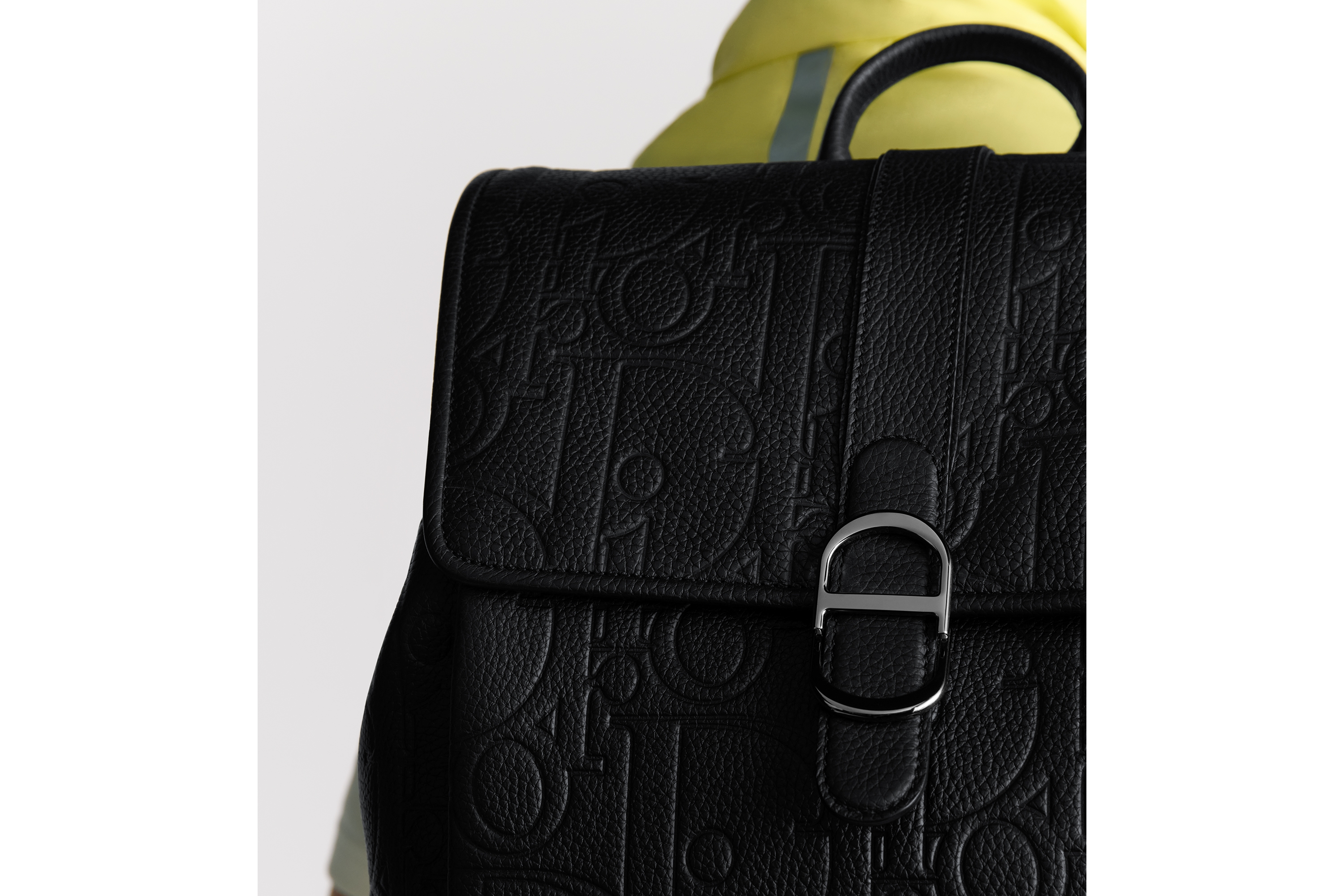 Dior Daily 翻盖双肩背包 黑色 Dior Gravity 印花效果皮革和黑色粒面牛皮革 E20