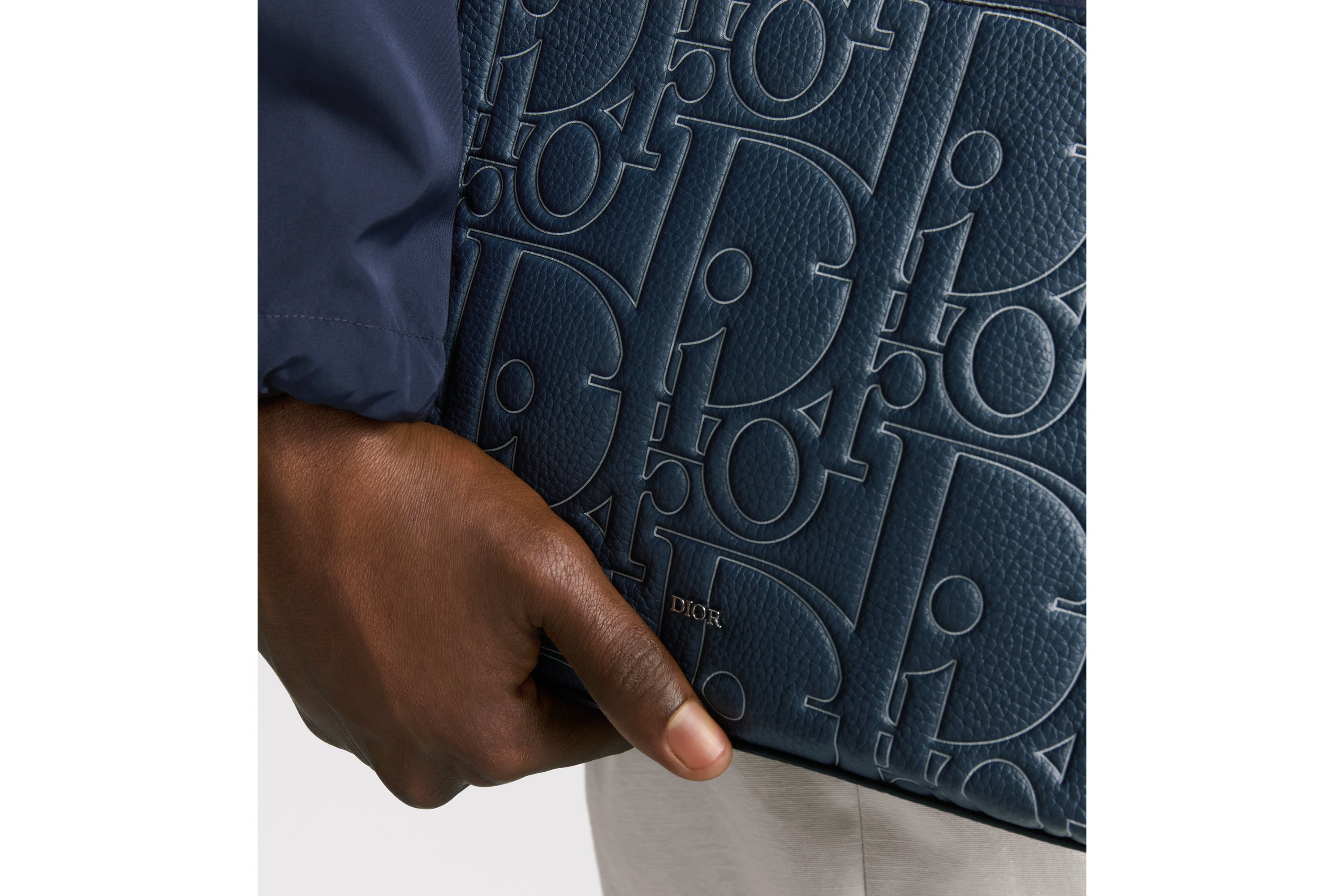 look_image_alt_prefix A5 三角形手拿包 海军蓝色 Dior Gravity Outline 皮革 E20