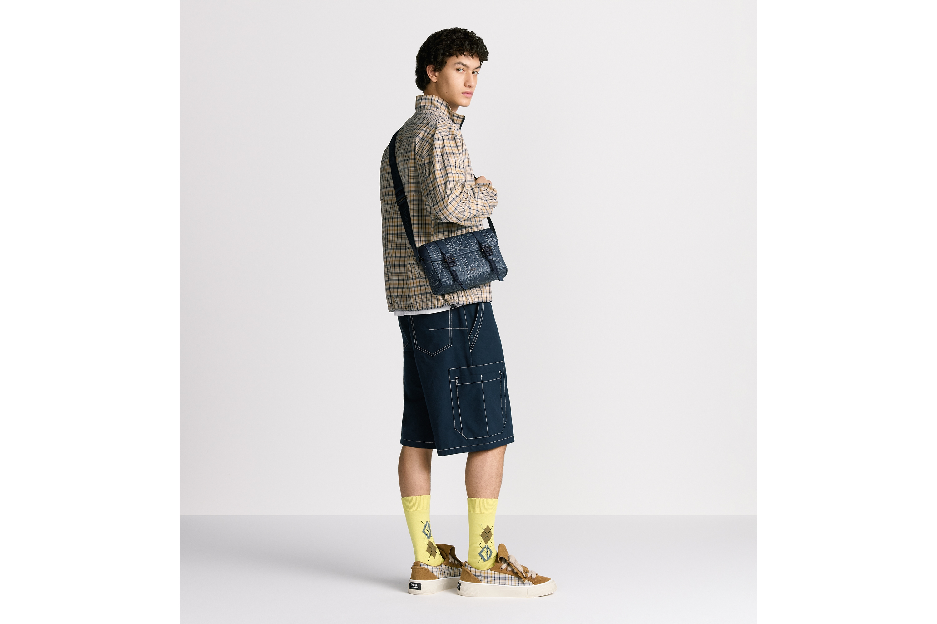 look_image_alt_prefix Dior Hit The Road 翻盖信使包 海军蓝色 Dior Gravity Outline 皮革和海军蓝色粒面牛皮革 E21