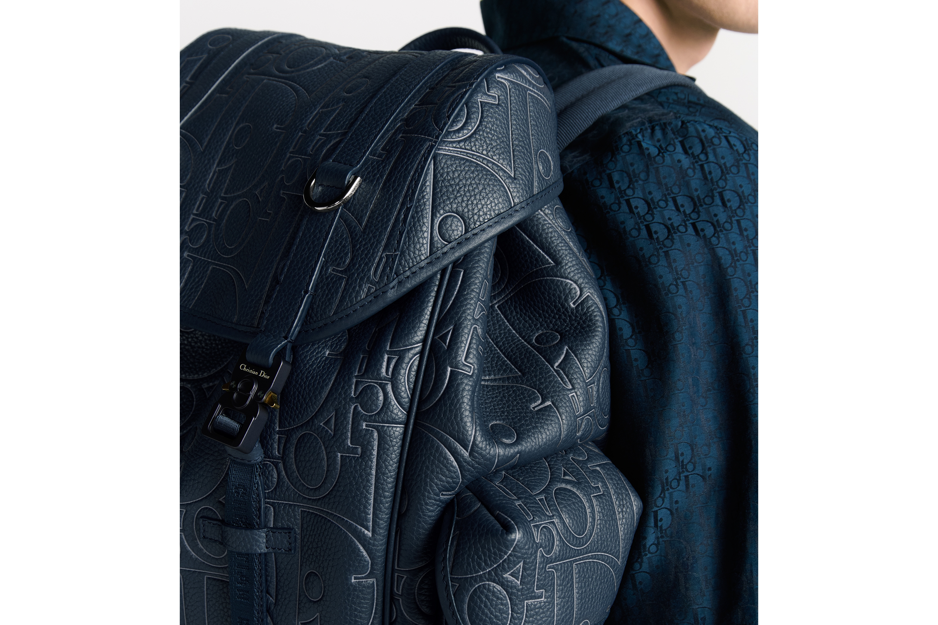 look_image_alt_prefix Dior Hit The Road 翻盖双肩背包 海军蓝色 Dior Gravity Outline 皮革和海军蓝色粒面牛皮革 E20