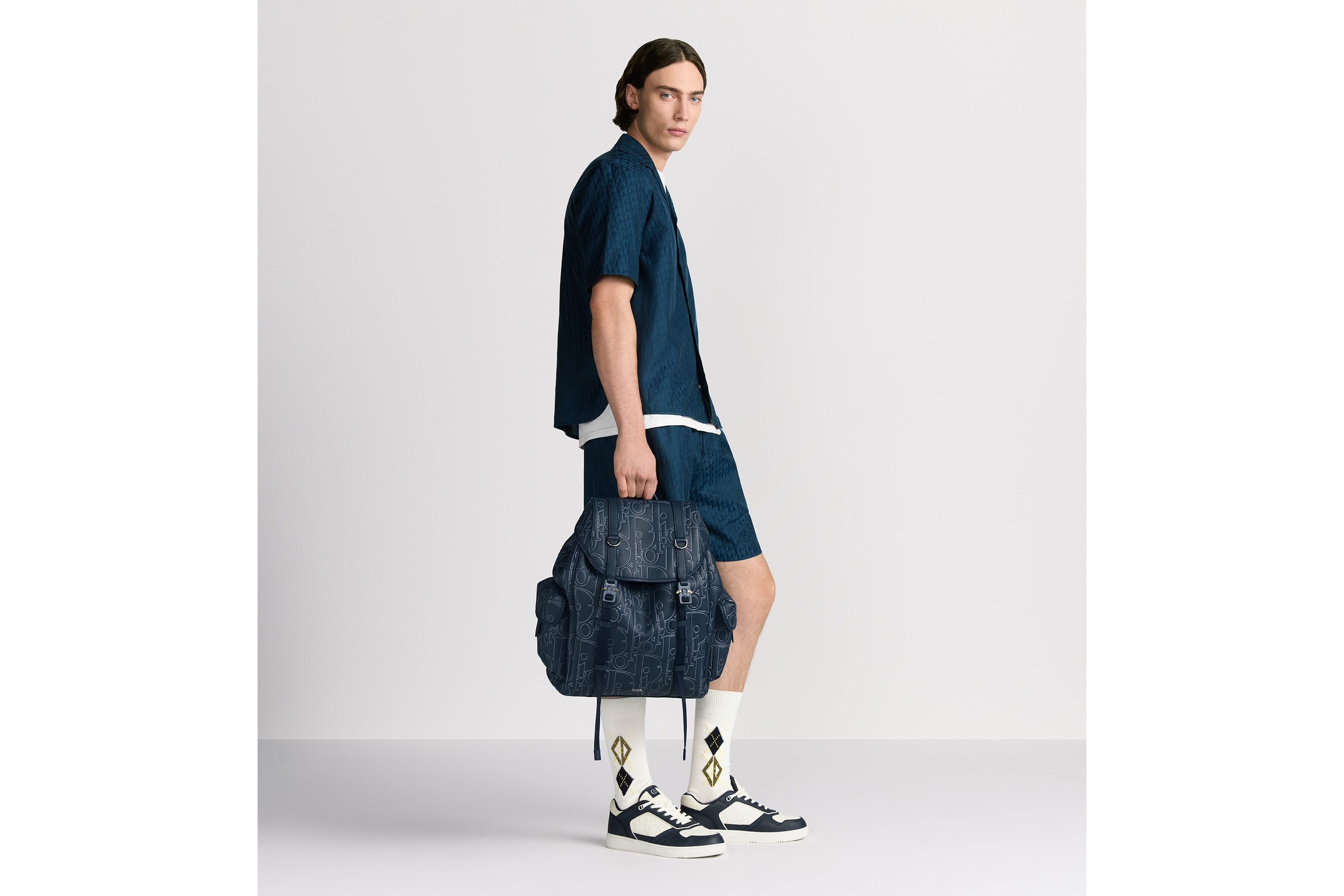 look_image_alt_prefix Dior Hit The Road 翻盖双肩背包 海军蓝色 Dior Gravity Outline 皮革和海军蓝色粒面牛皮革 E21