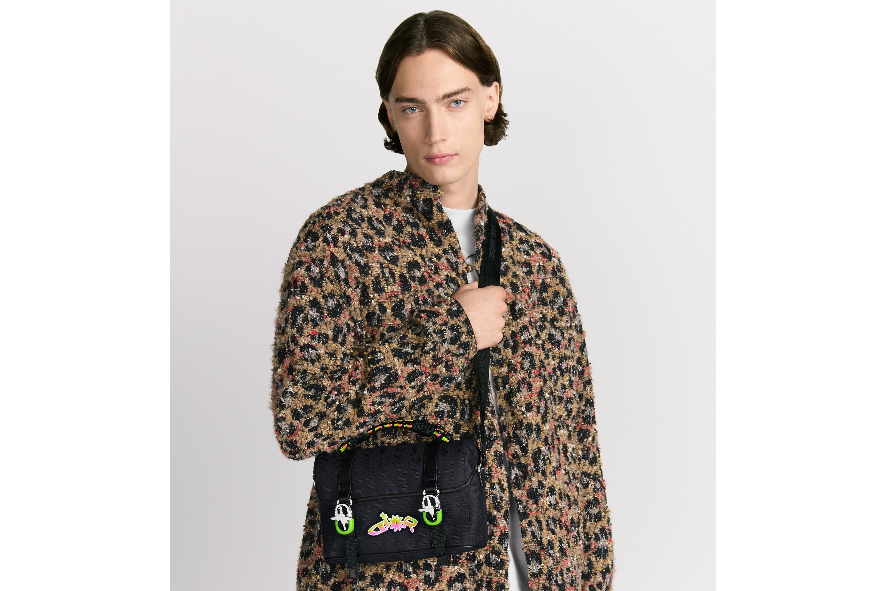 look_image_alt_prefix DIOR AND LEWIS HAMILTON Dior Hit The Road 翻盖信使包 黑色 Oblique 印花尼龙和黑色皮革效果科技面料 E19