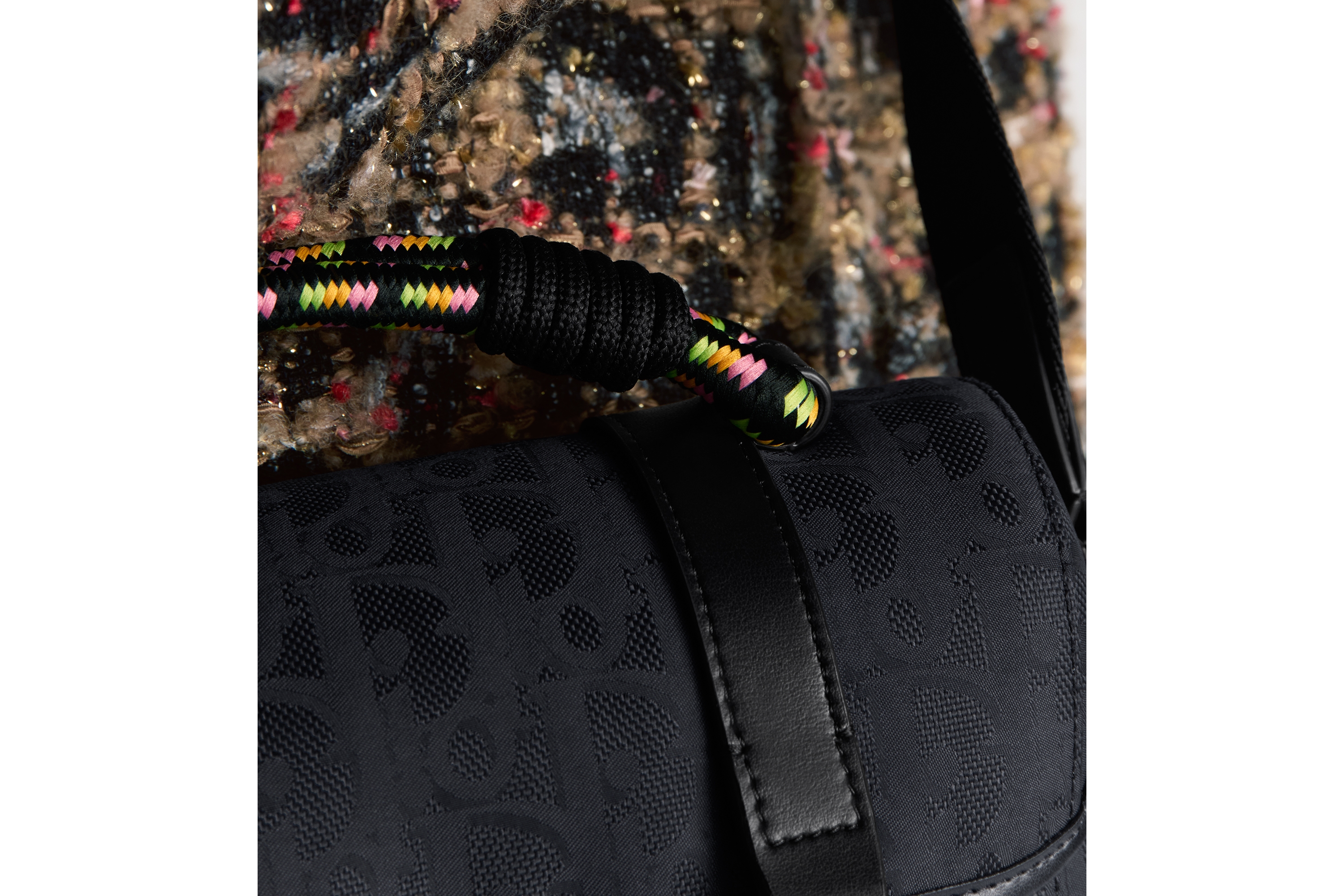 look_image_alt_prefix DIOR AND LEWIS HAMILTON Dior Hit The Road 翻盖信使包 黑色 Oblique 印花尼龙和黑色皮革效果科技面料 E20