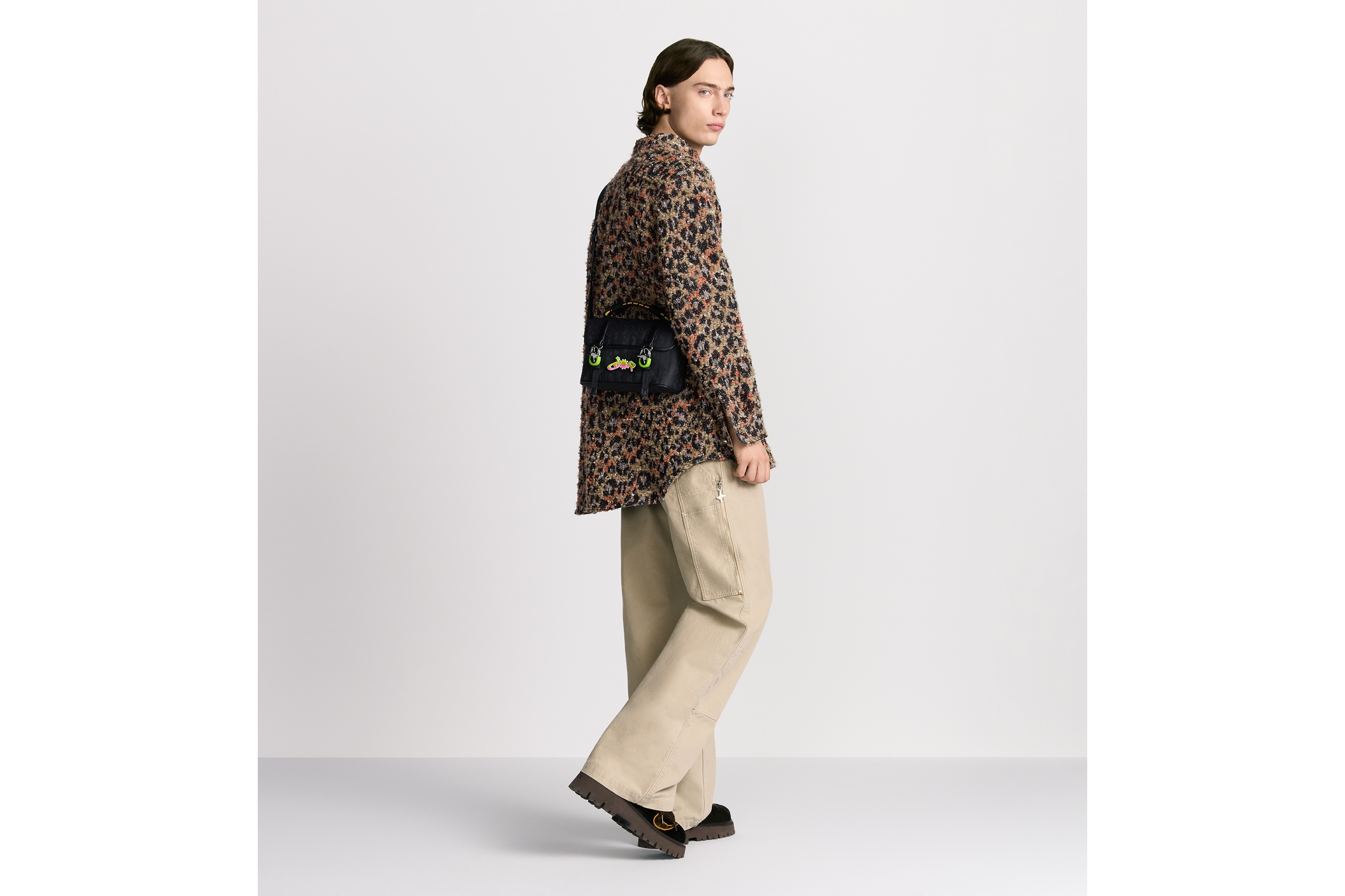 look_image_alt_prefix DIOR AND LEWIS HAMILTON Dior Hit The Road 翻盖信使包 黑色 Oblique 印花尼龙和黑色皮革效果科技面料 E21