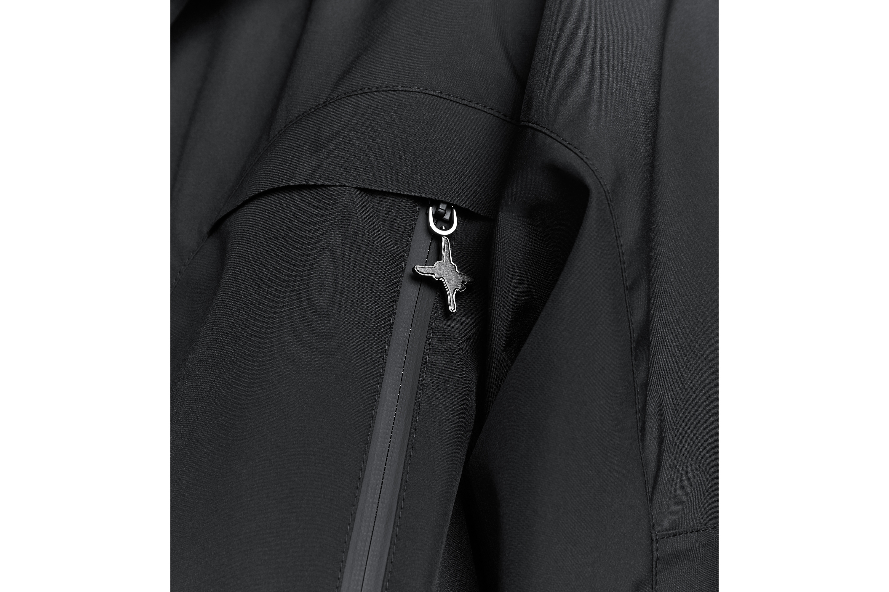 look_image_alt_prefix DIOR AND LEWIS HAMILTON 派克大衣 黑色科技面料 E22