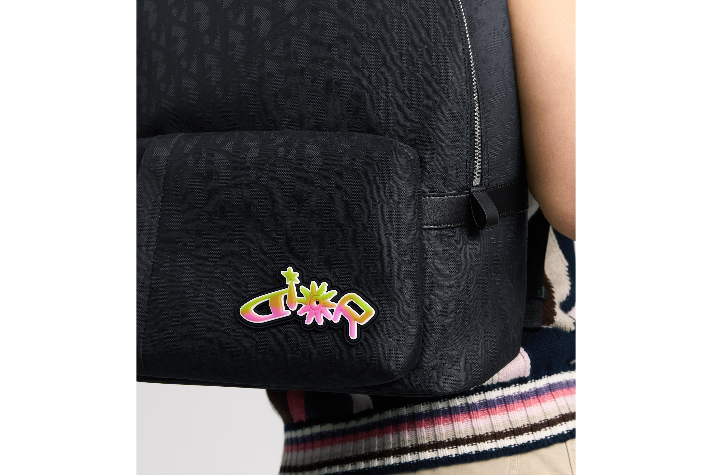 look_image_alt_prefix DIOR AND LEWIS HAMILTON 拉链双肩背包 黑色 Oblique 印花尼龙和黑色皮革效果科技面料 E21