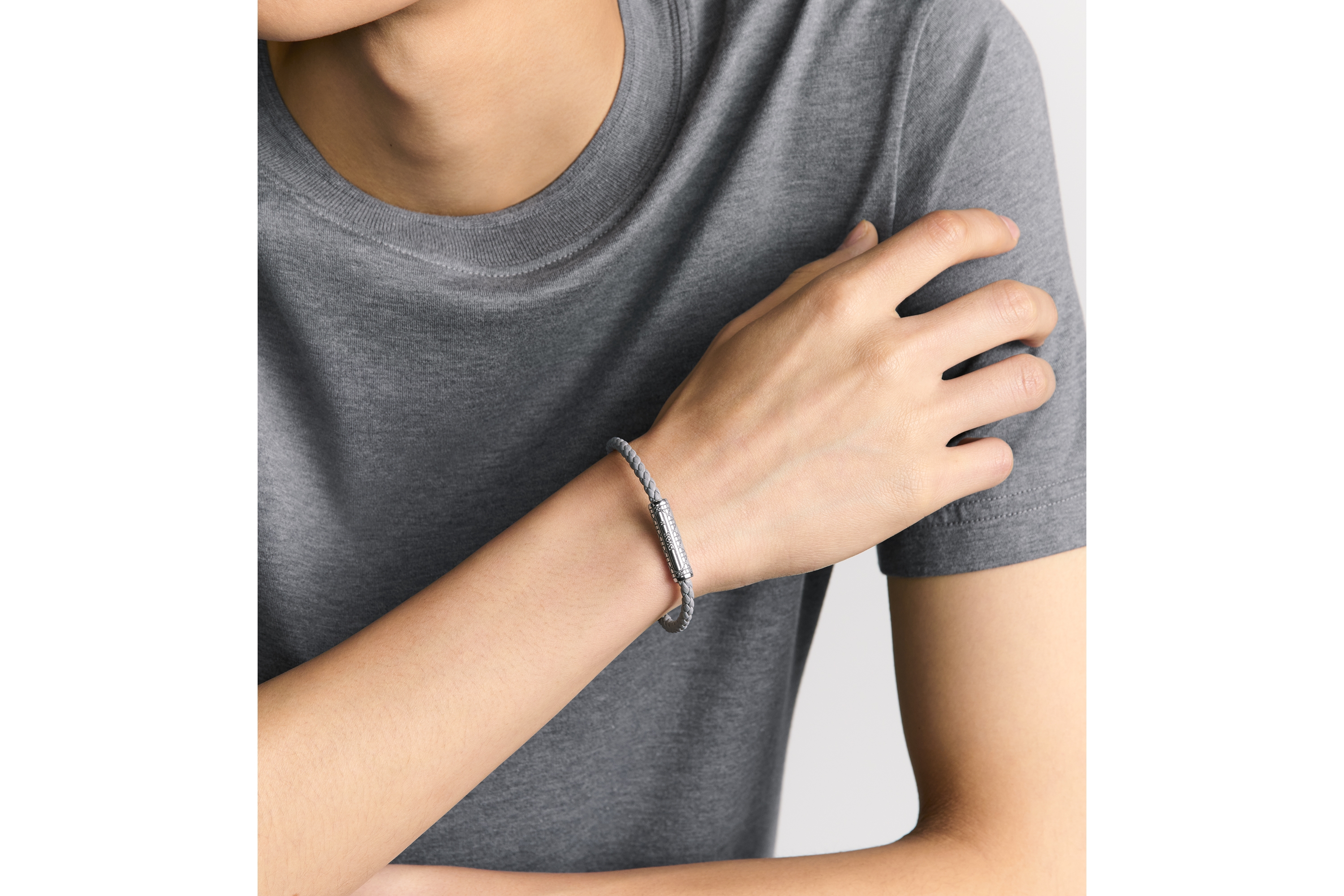 look_image_alt_prefix 编织皮革手链 灰色羊皮革、银色饰面铜合金和灰色涂漆藤格纹图案 E39