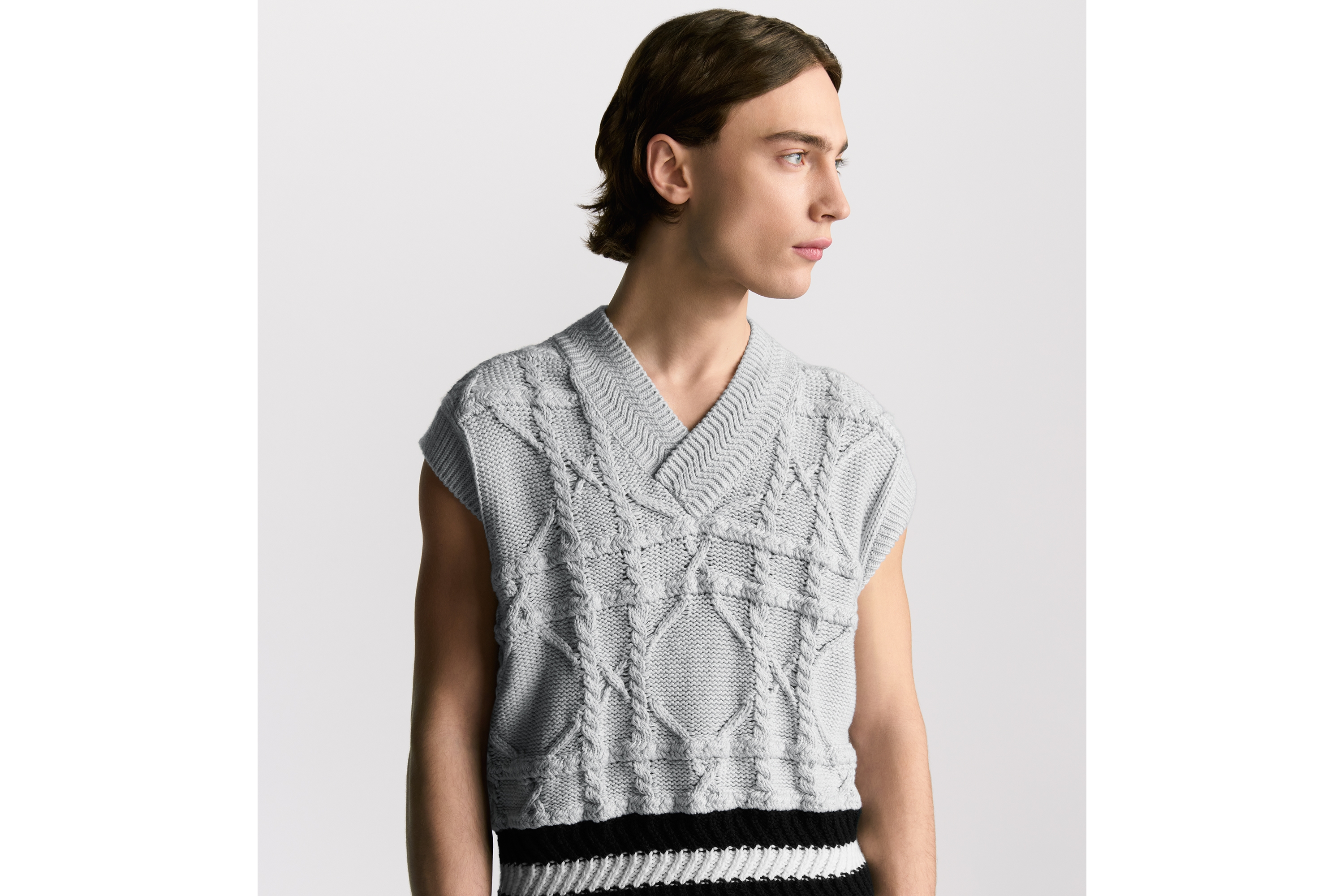 look_image_alt_prefix Dior Icons 针织背心 灰色亚麻和山羊绒混纺绞花针织面料 E07