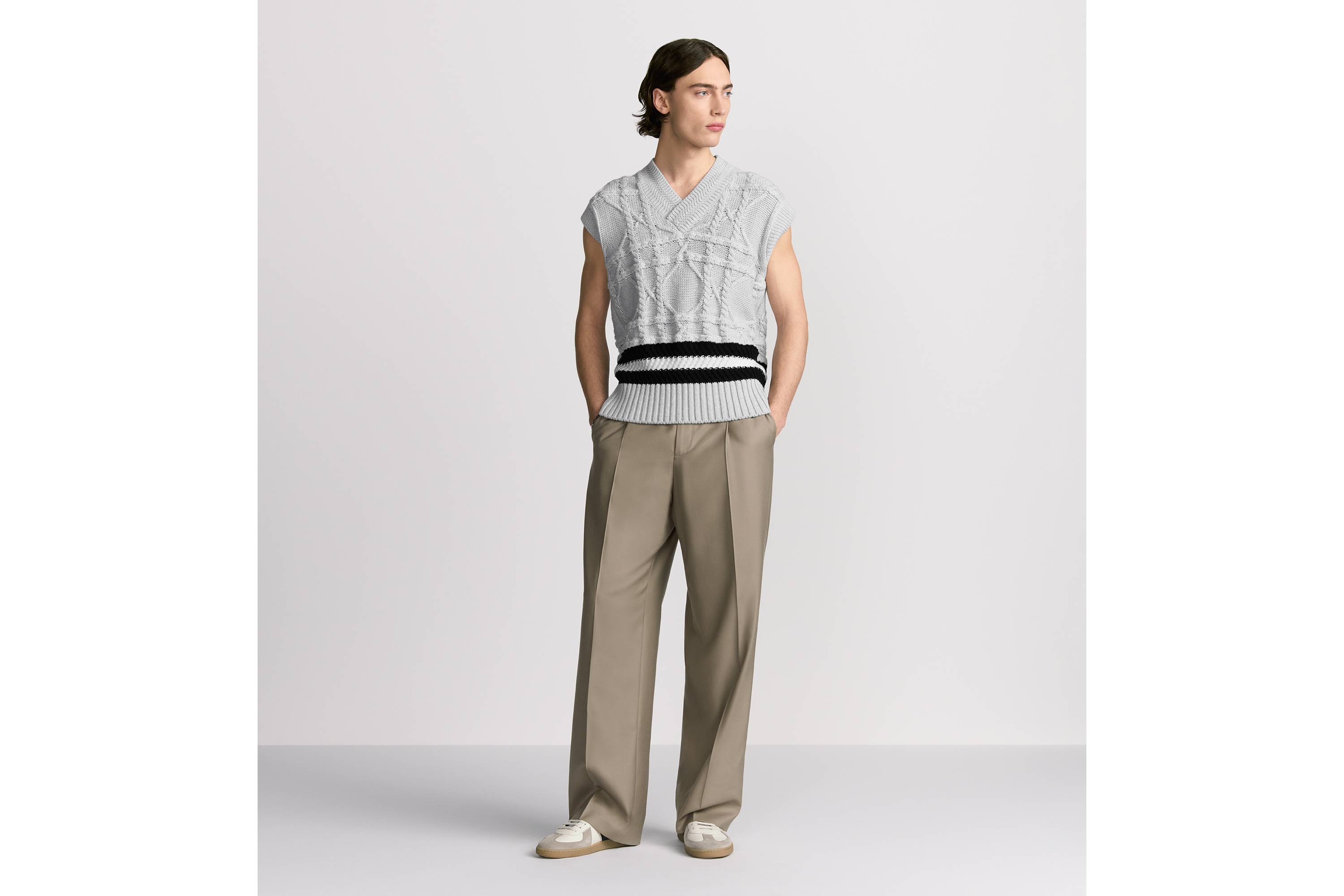 look_image_alt_prefix Dior Icons 针织背心 灰色亚麻和山羊绒混纺绞花针织面料 E08