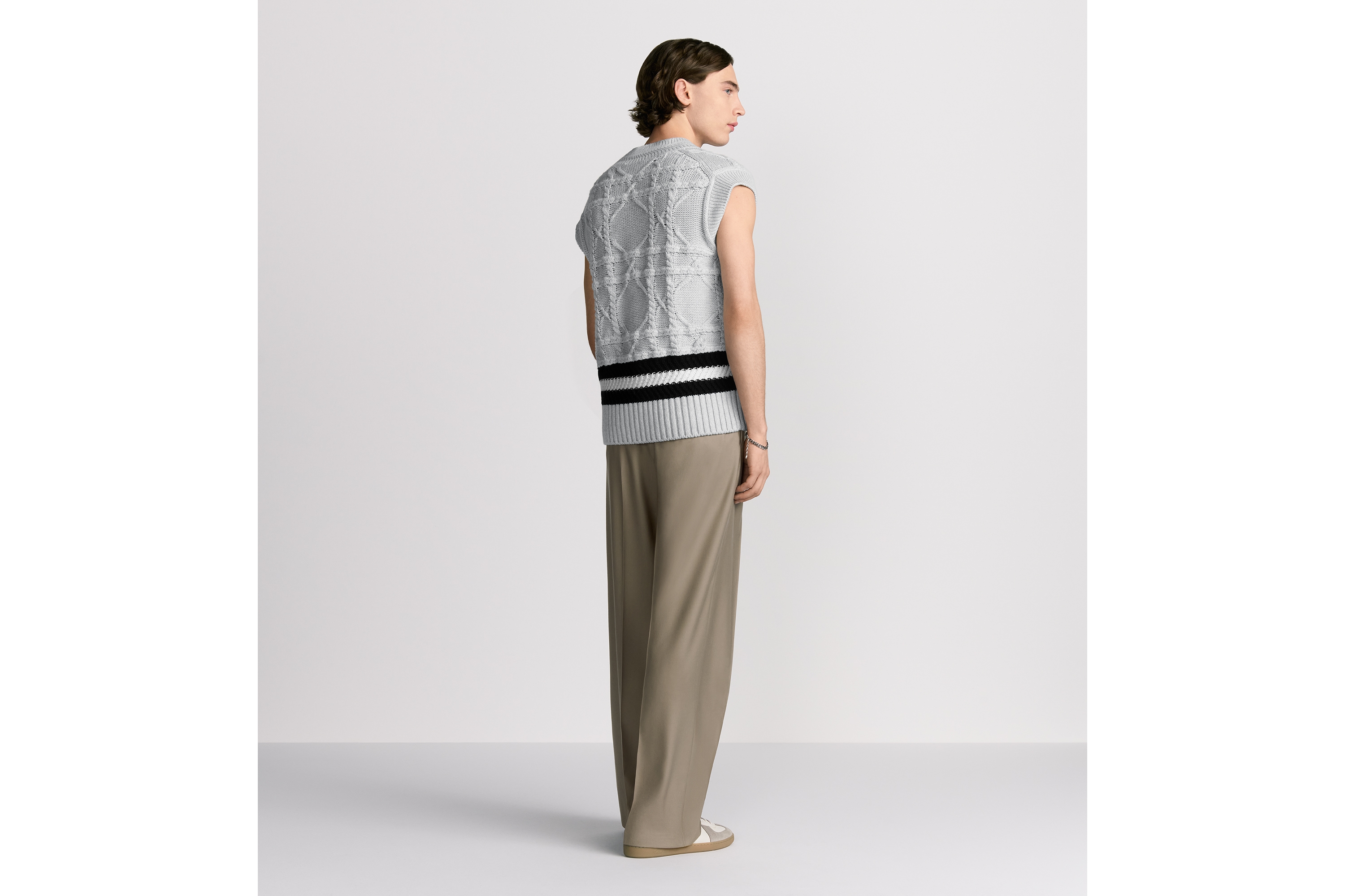 look_image_alt_prefix Dior Icons 针织背心 灰色亚麻和山羊绒混纺绞花针织面料 E09