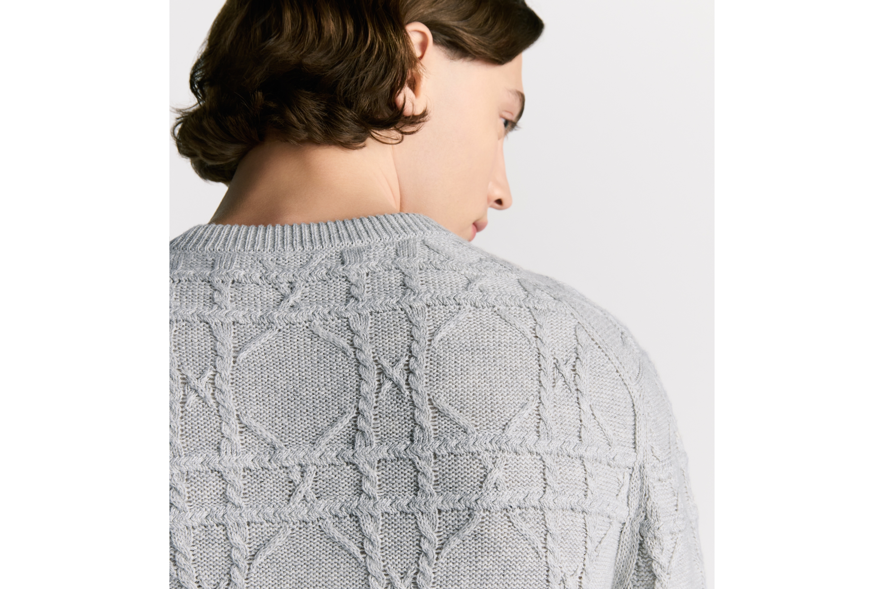 look_image_alt_prefix Dior Icons 针织衫 灰色亚麻和山羊绒混纺绞花针织面料藤格纹 E09