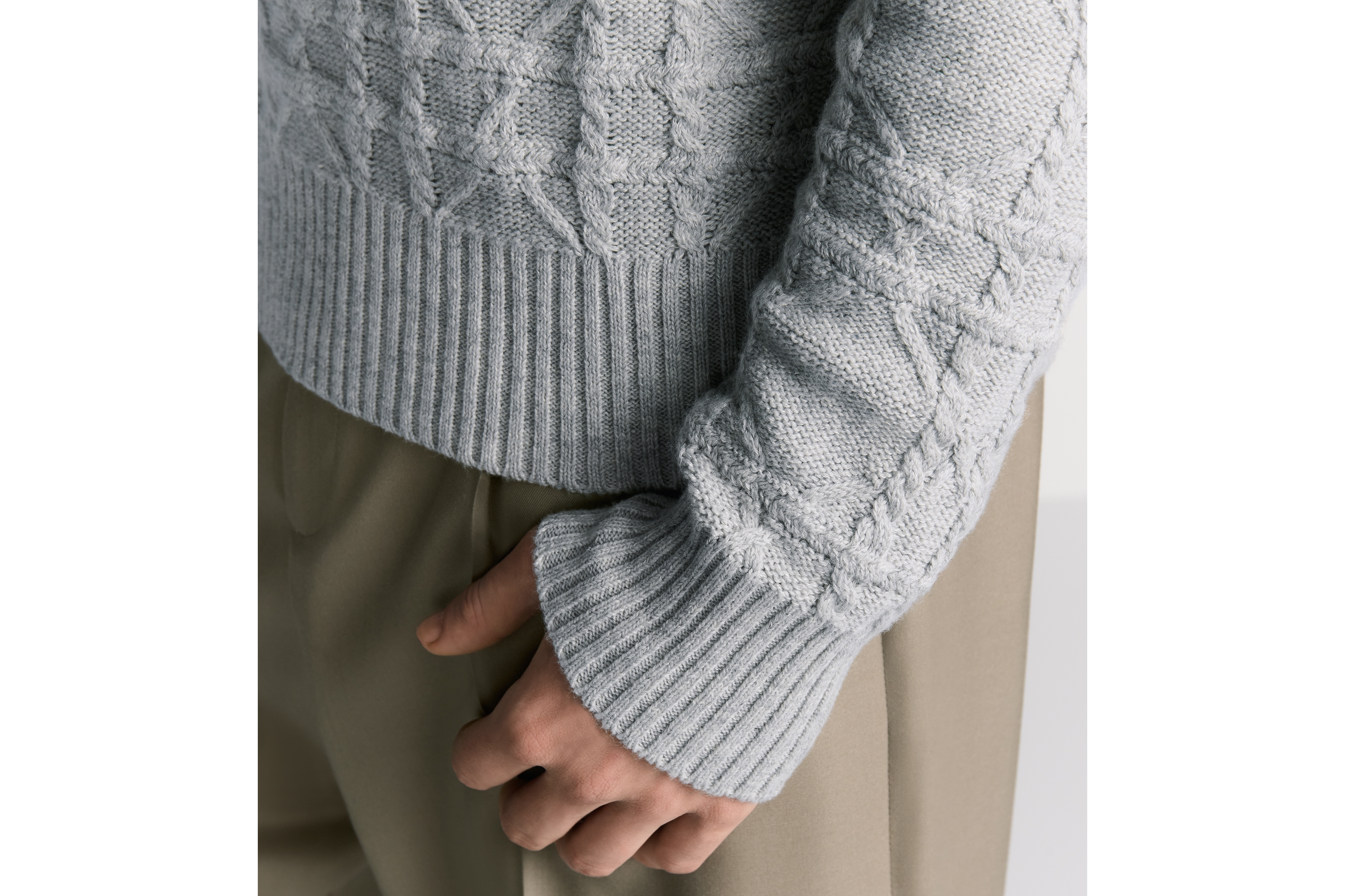 look_image_alt_prefix Dior Icons 针织衫 灰色亚麻和山羊绒混纺绞花针织面料藤格纹 E10