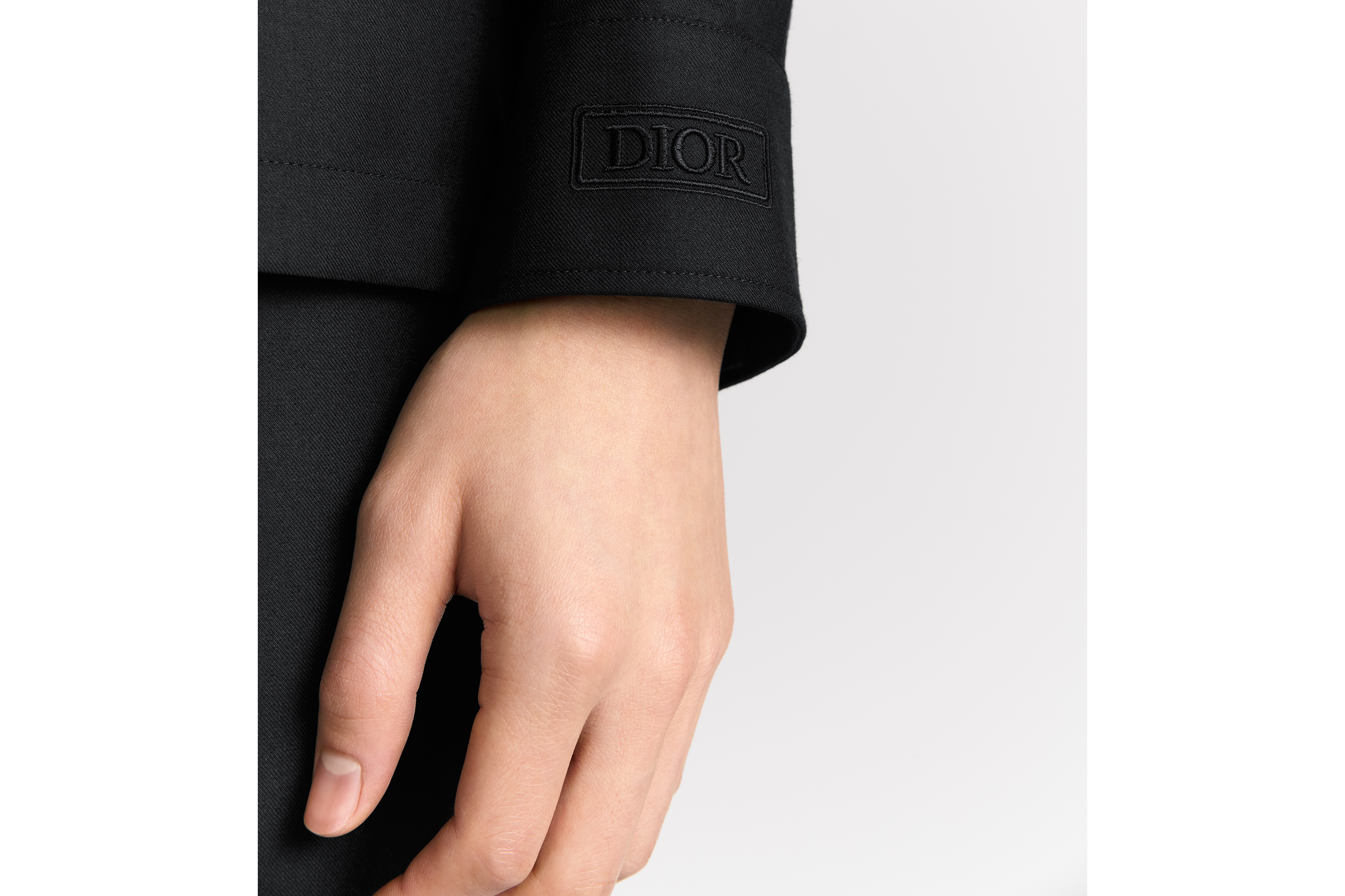 look_image_alt_prefix Dior Icons 衬衫 黑色山羊绒混纺斜纹面料 E10