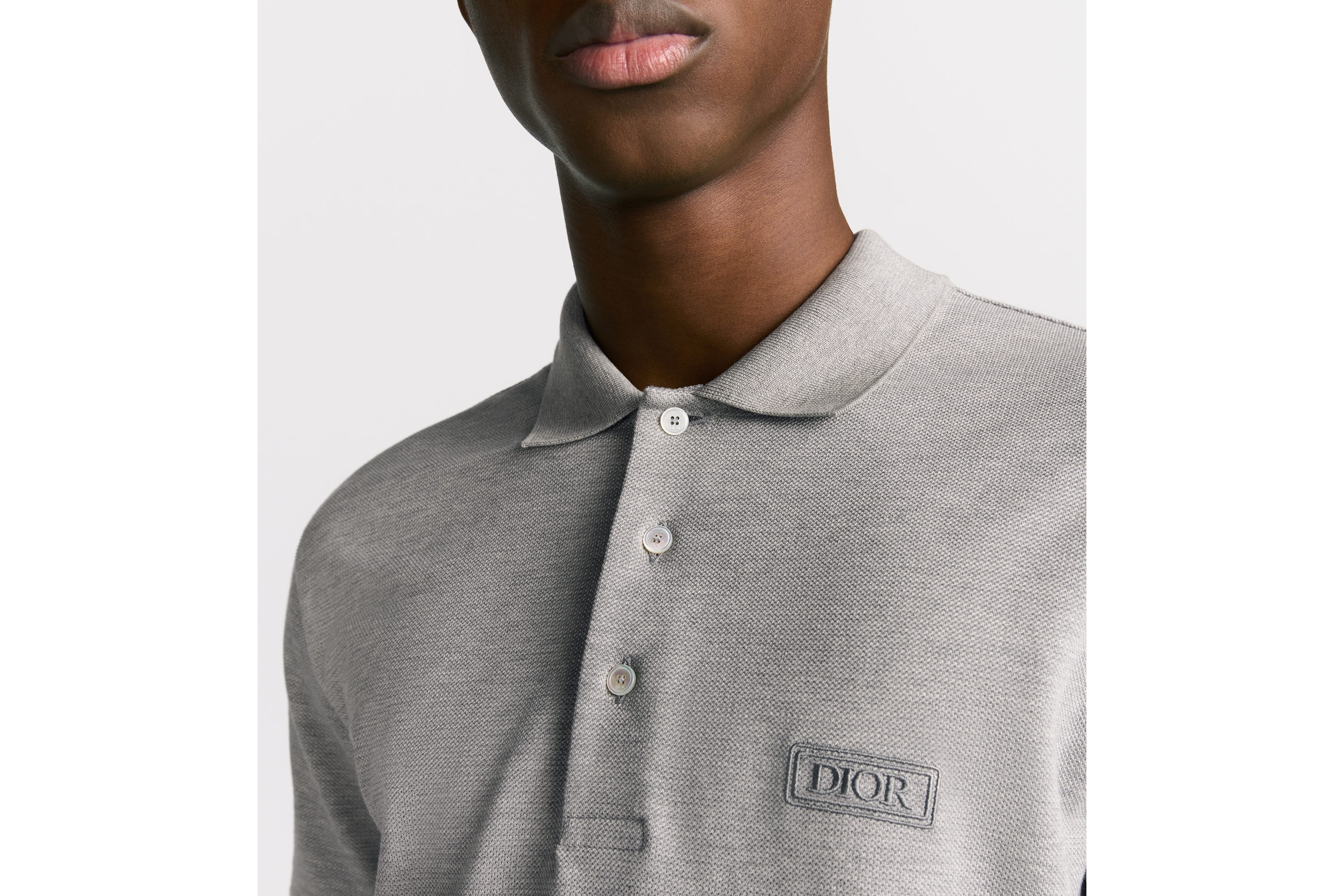 look_image_alt_prefix Dior Icons Polo 衫 灰色棉质混纺珠地布 E10