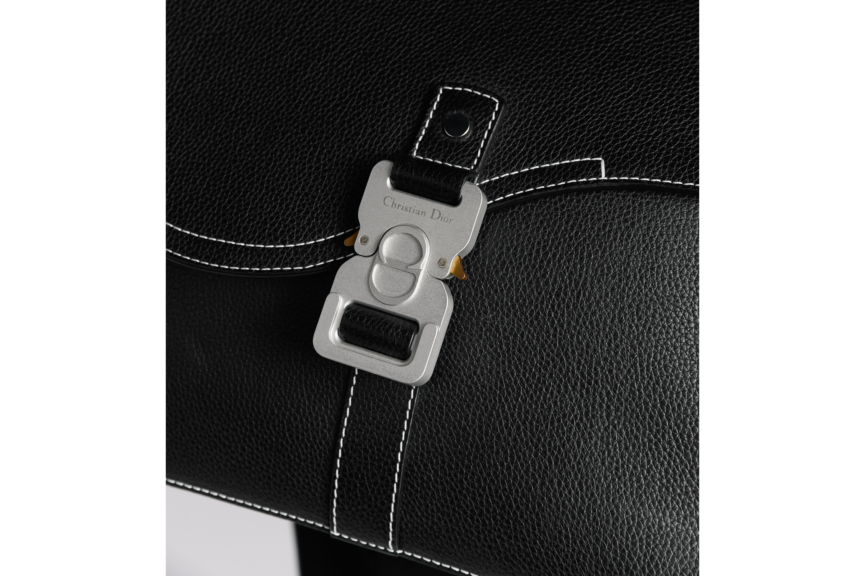 look_image_alt_prefix 中号马鞍翻盖信使包 黑色粒面牛皮革 E20