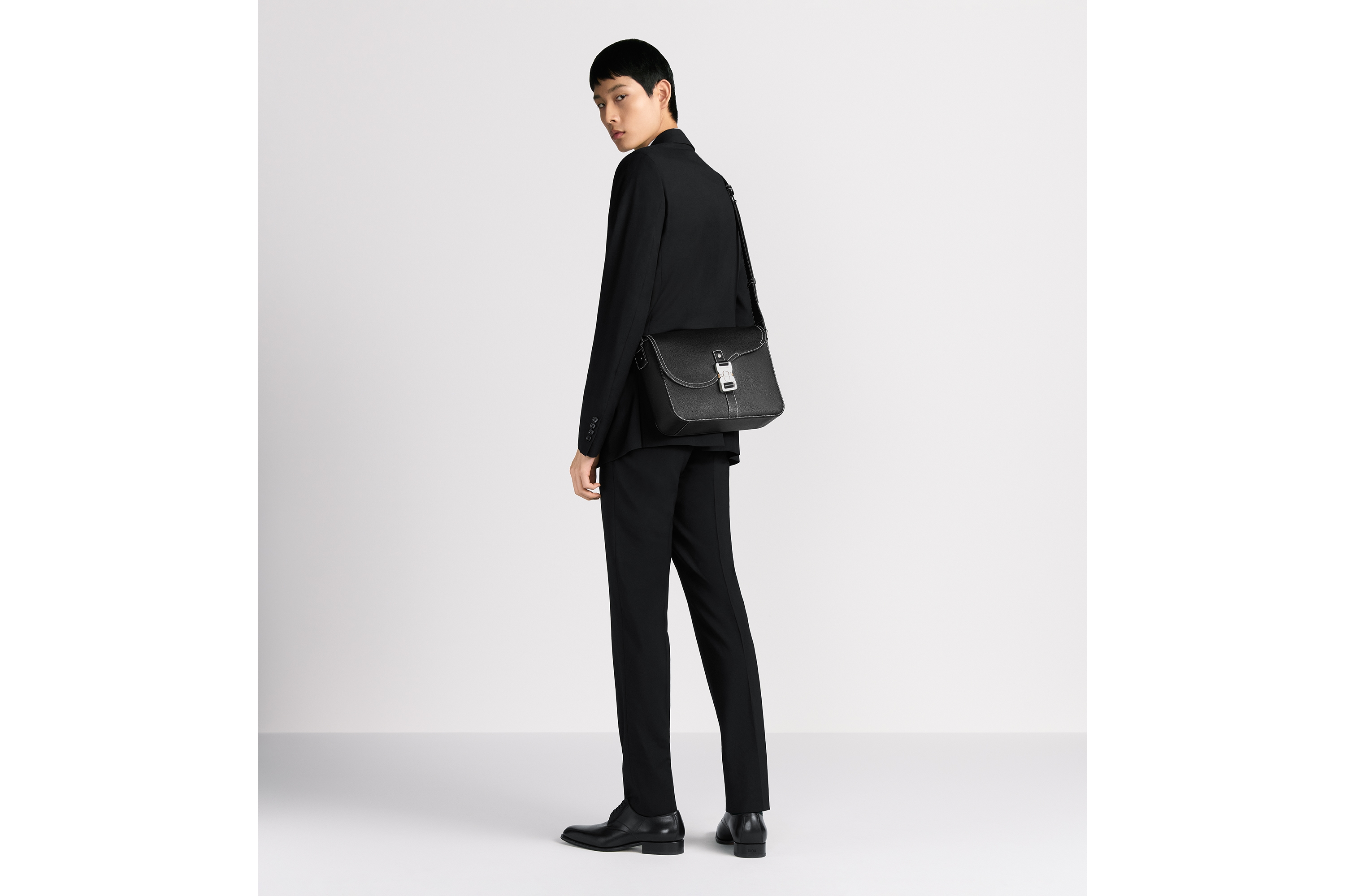 look_image_alt_prefix 中号马鞍翻盖信使包 黑色粒面牛皮革 E21