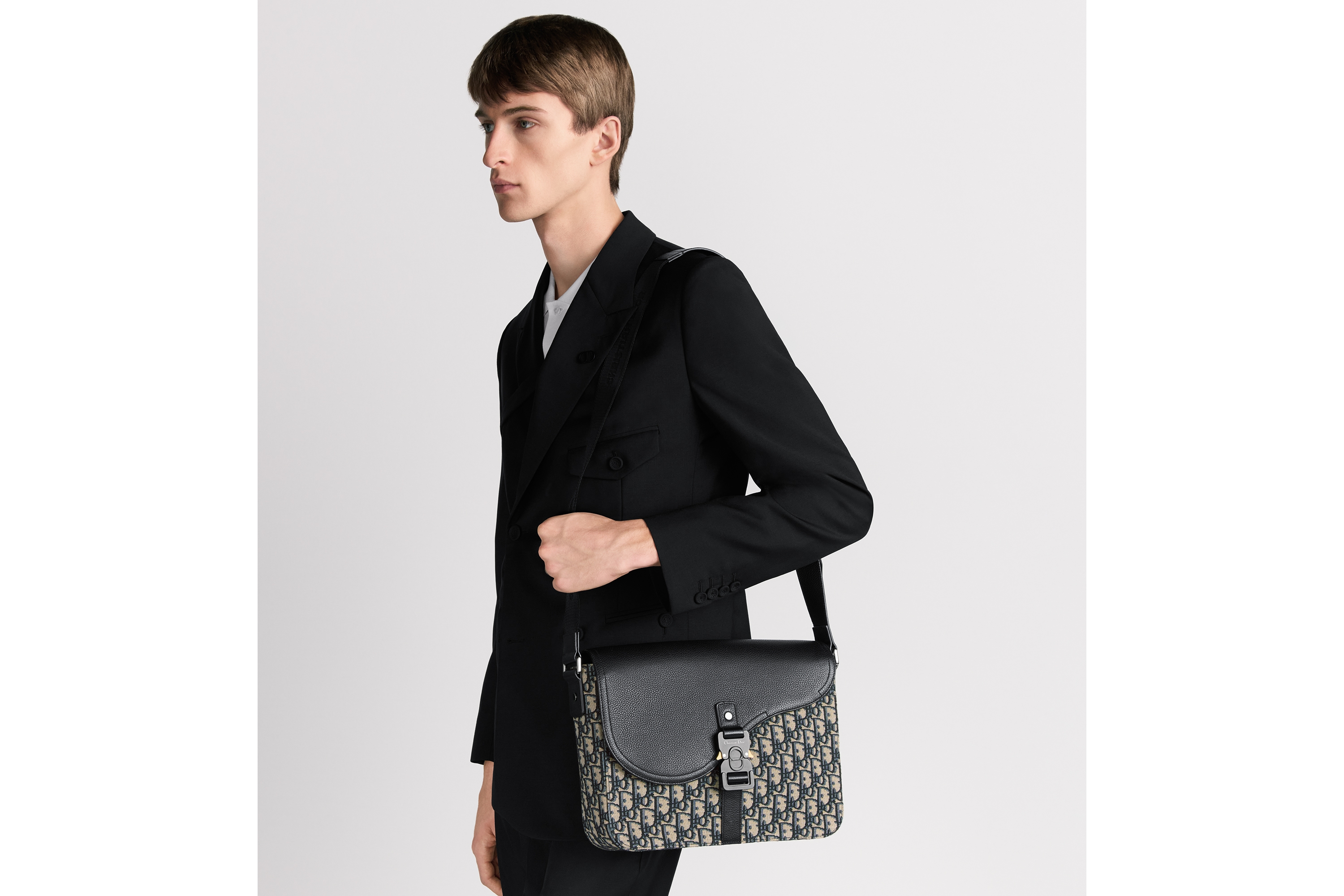 中号马鞍翻盖信使包 米色和黑色 Oblique 印花面料搭配黑色粒面牛皮革 E19